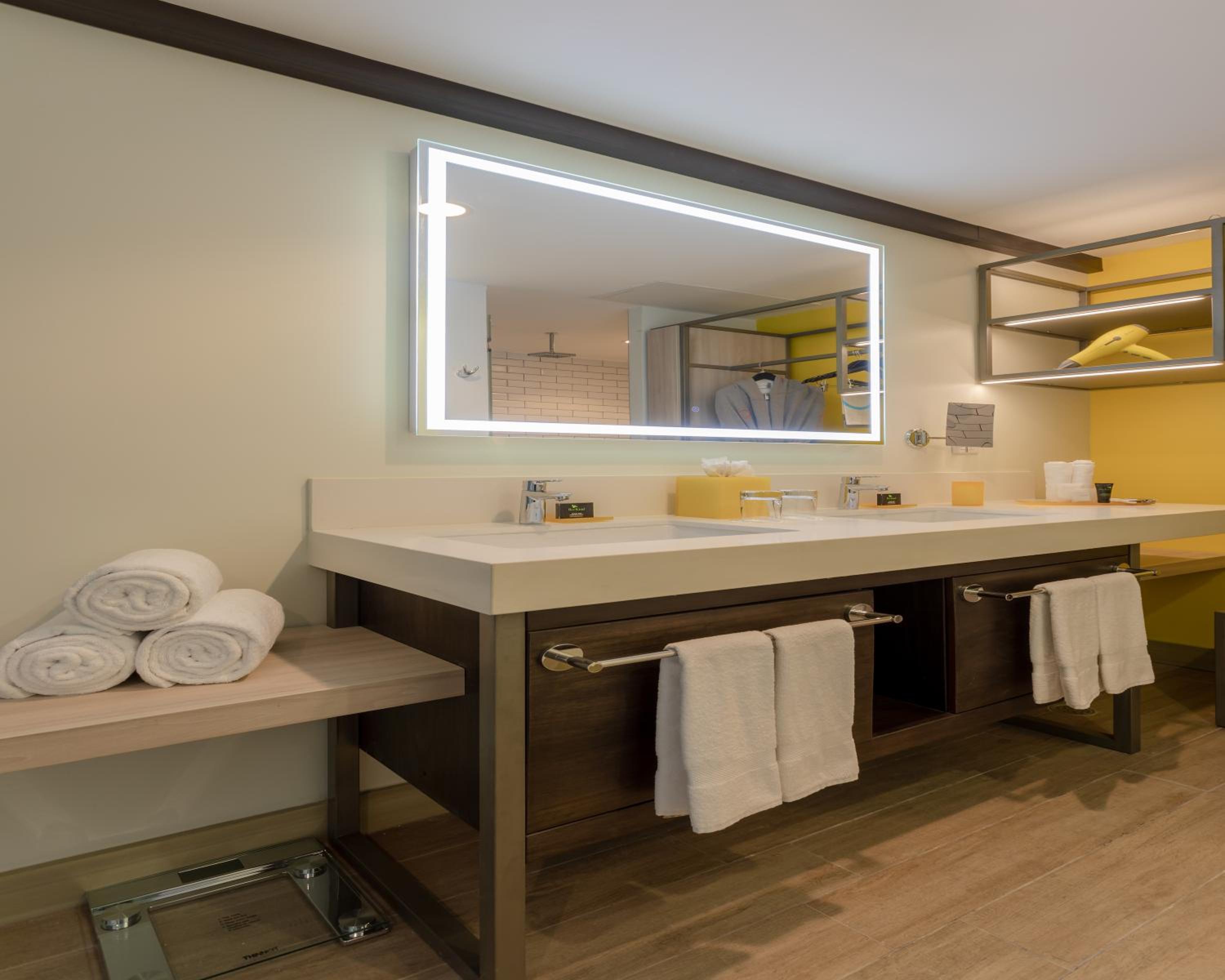 Deluxe King Room - Photo 2