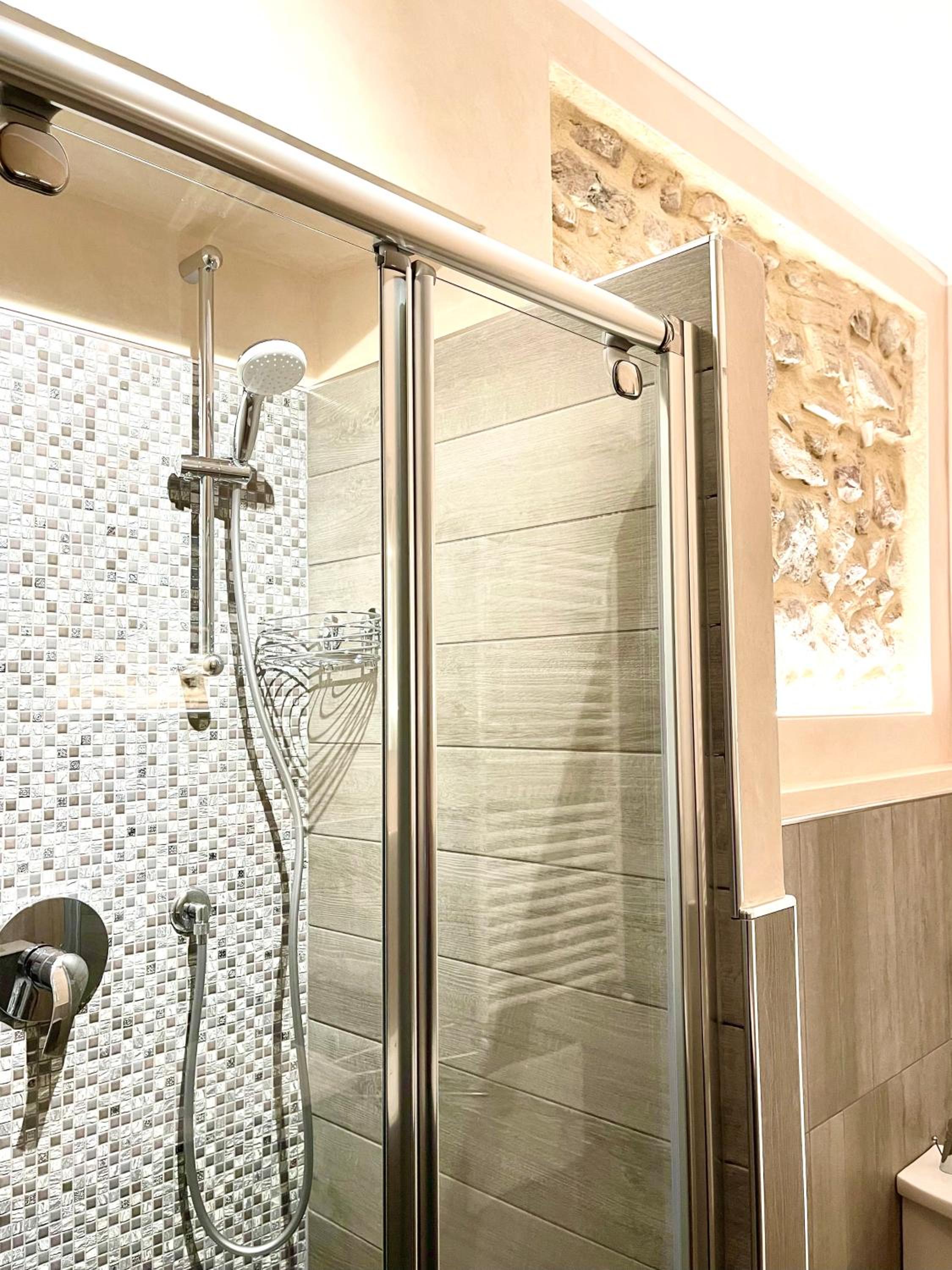 Queen Suite with Spa Bath - Photo 7