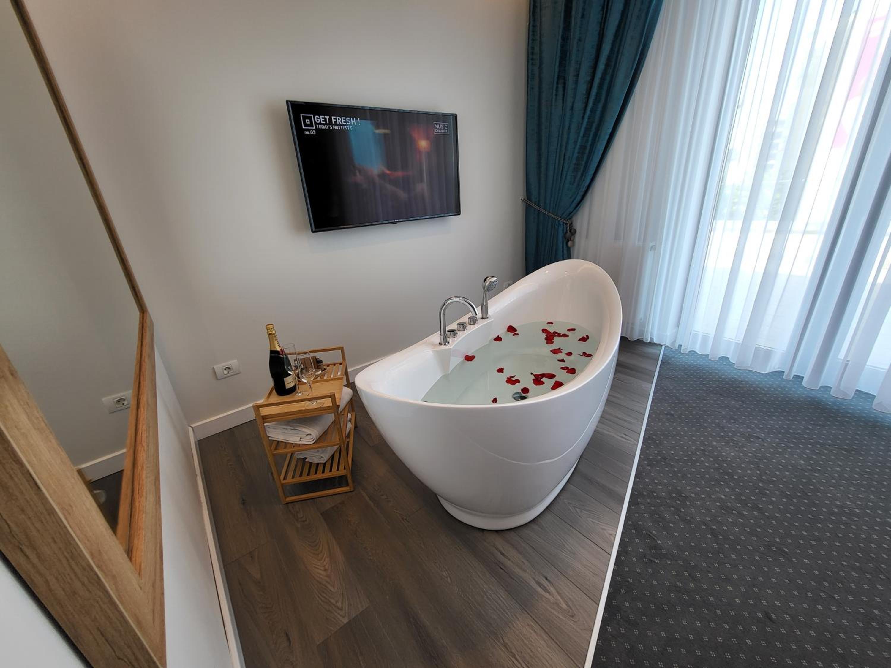 Deluxe Double Room with Balcony - Photo 5