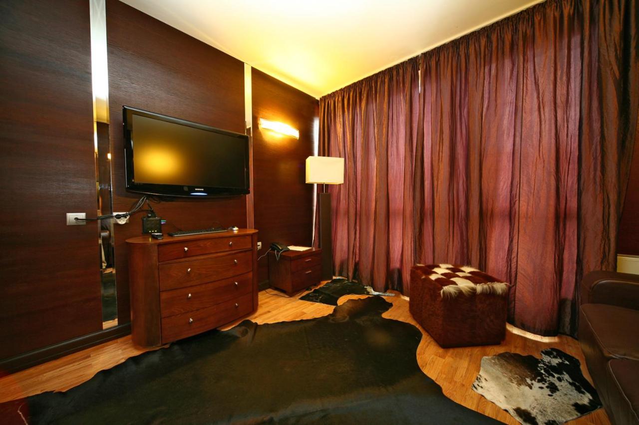 King Studio with Sofa Bed