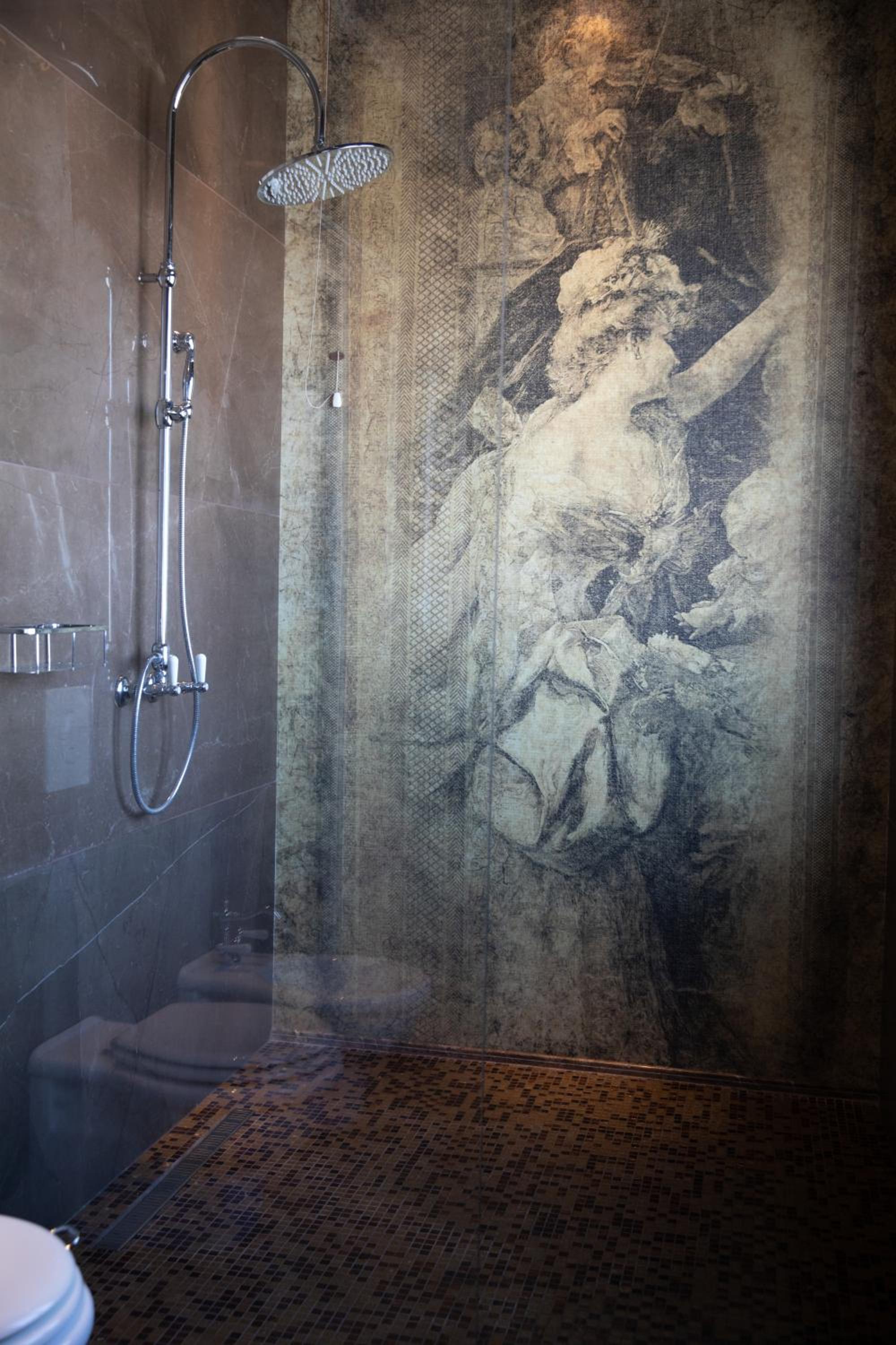 Deluxe Suite with Spa Bath photo 3