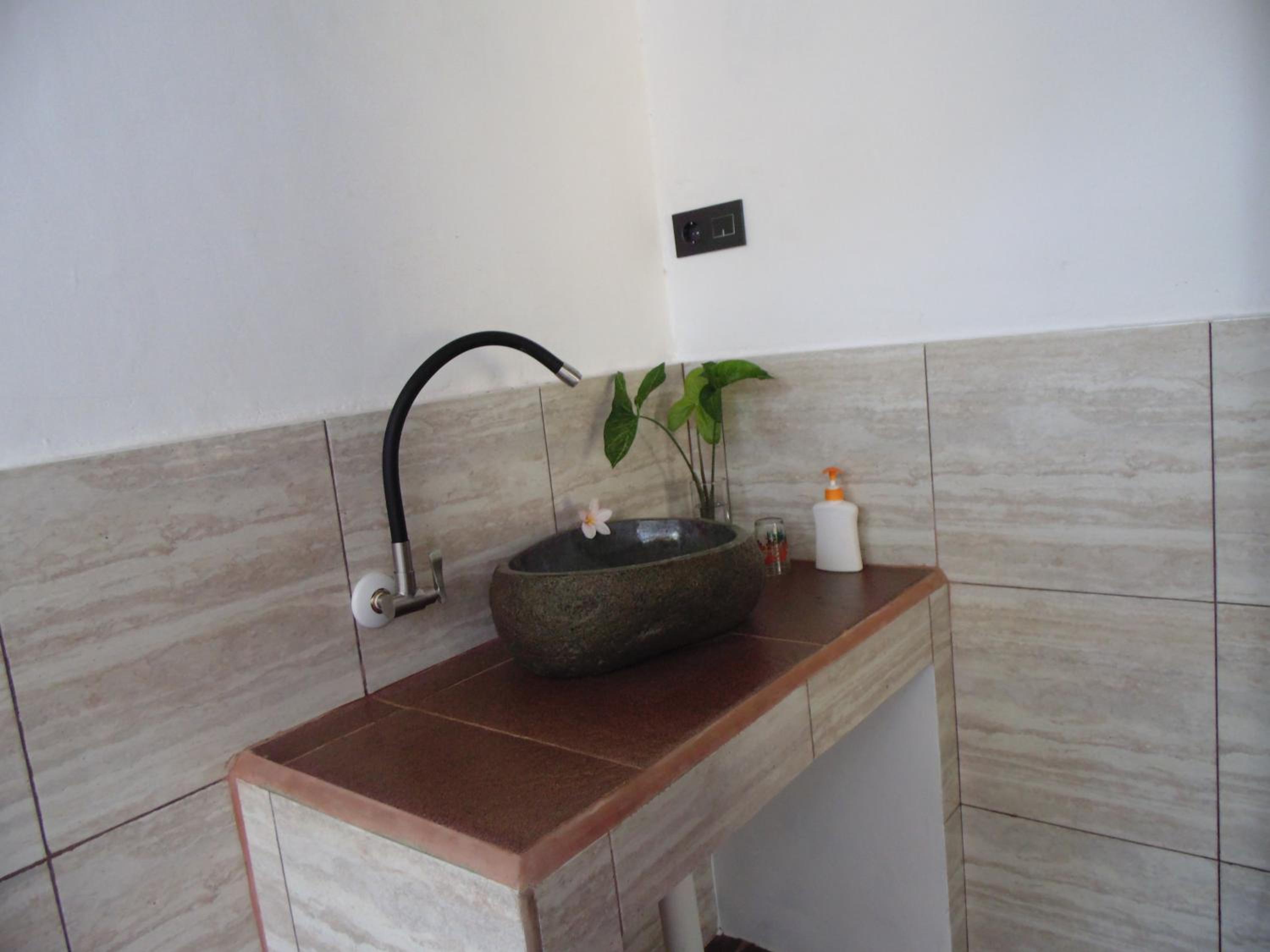 Standard King Room - Photo 7