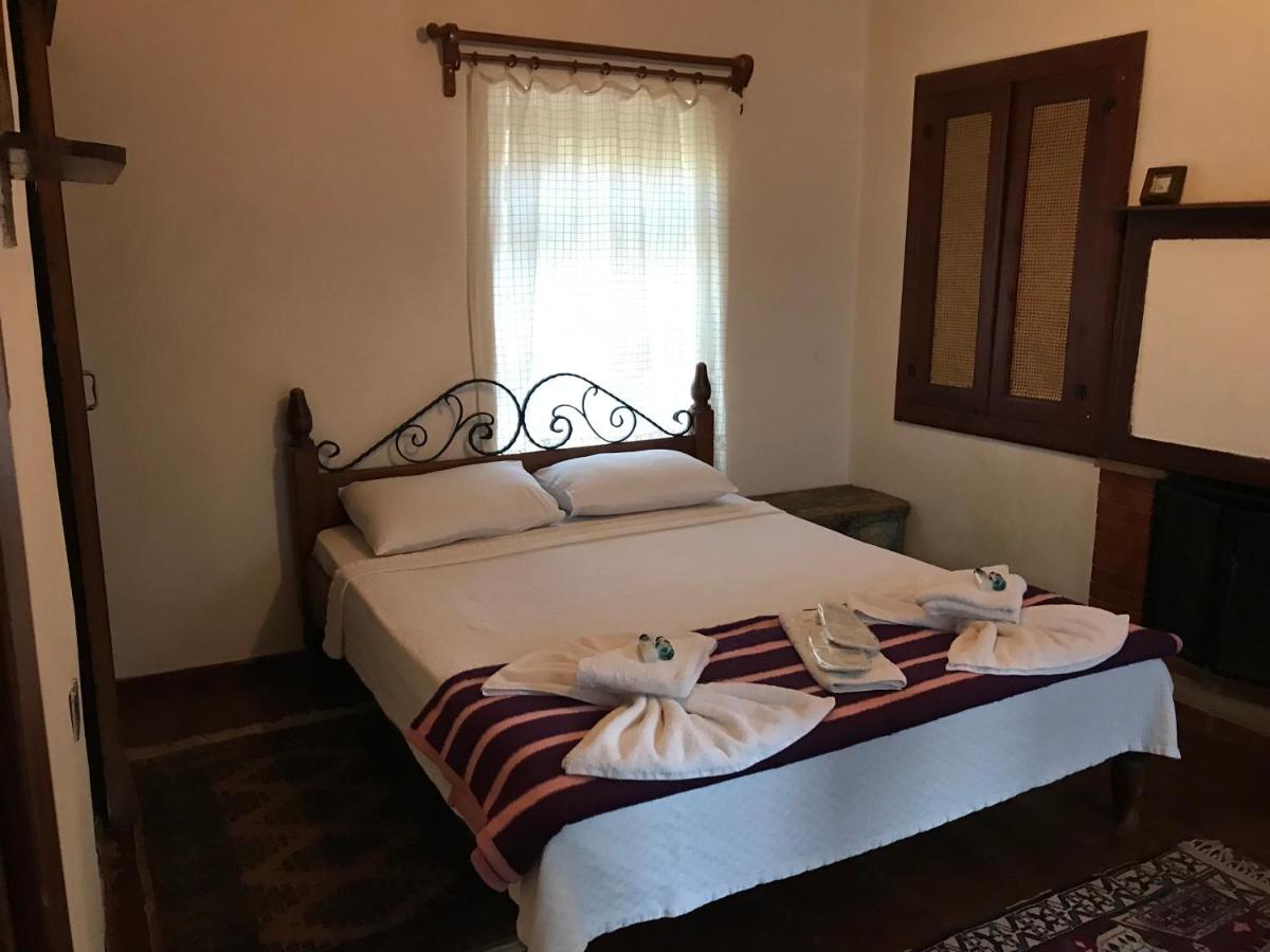 Economy Triple Room photo 2