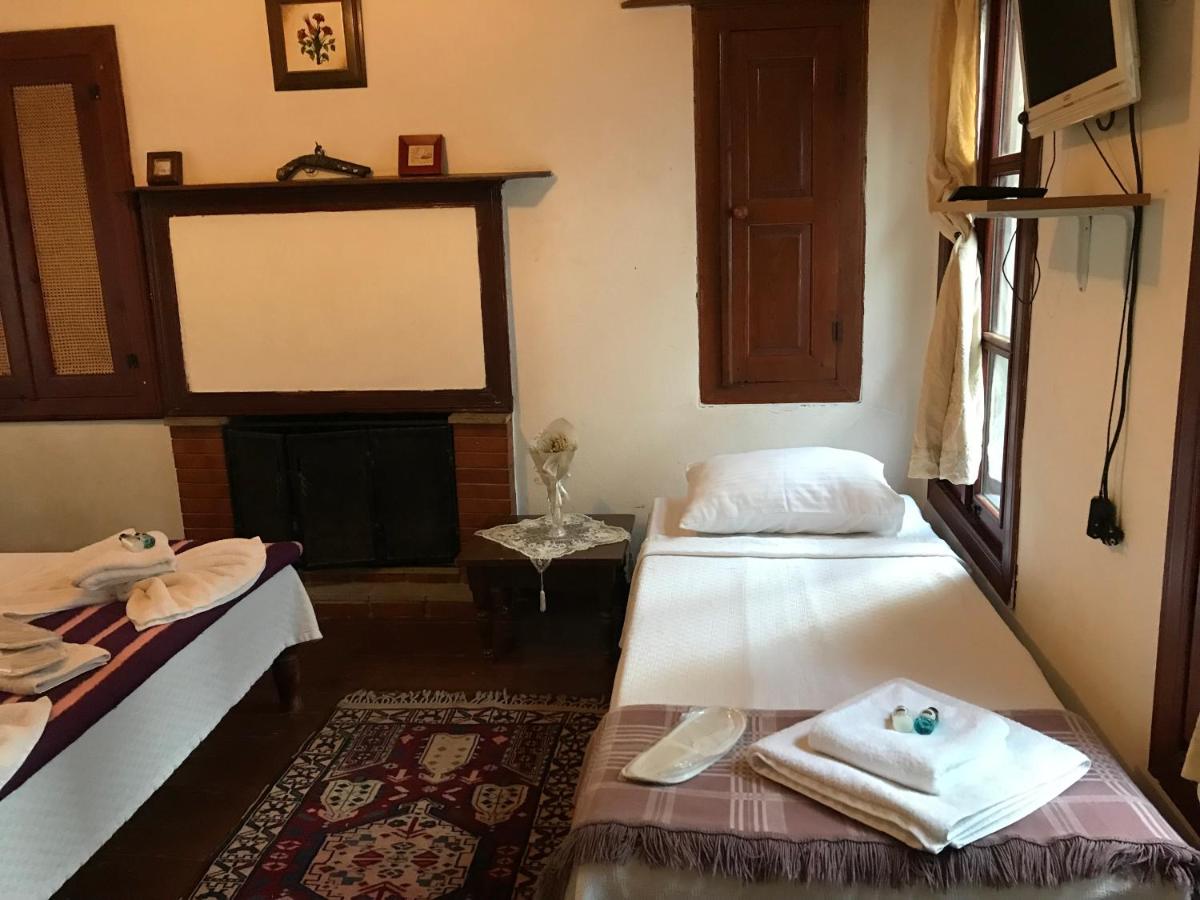 Economy Triple Room photo 3