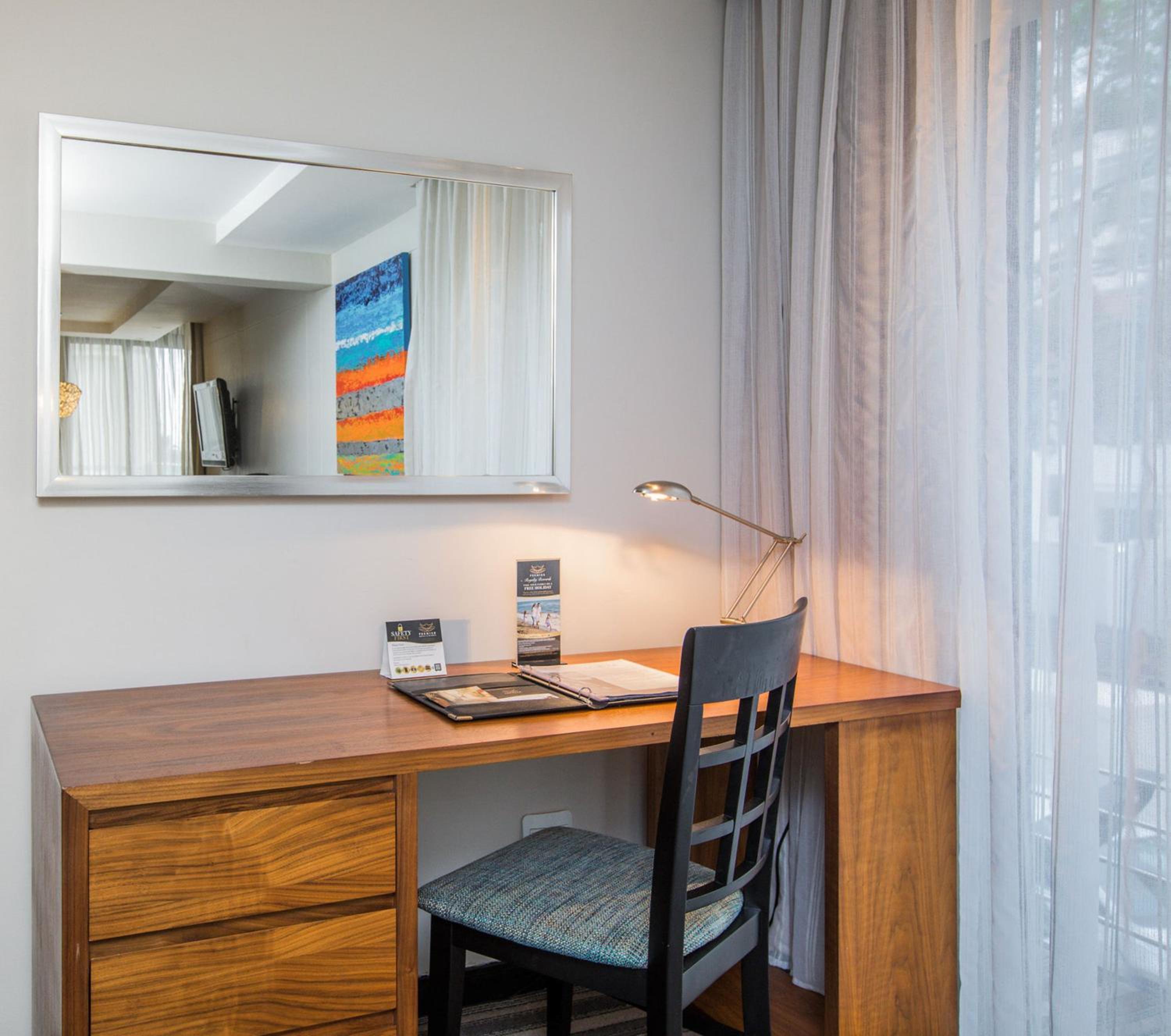 Executive Partial Sea View Suite with King Bed - Photo 5