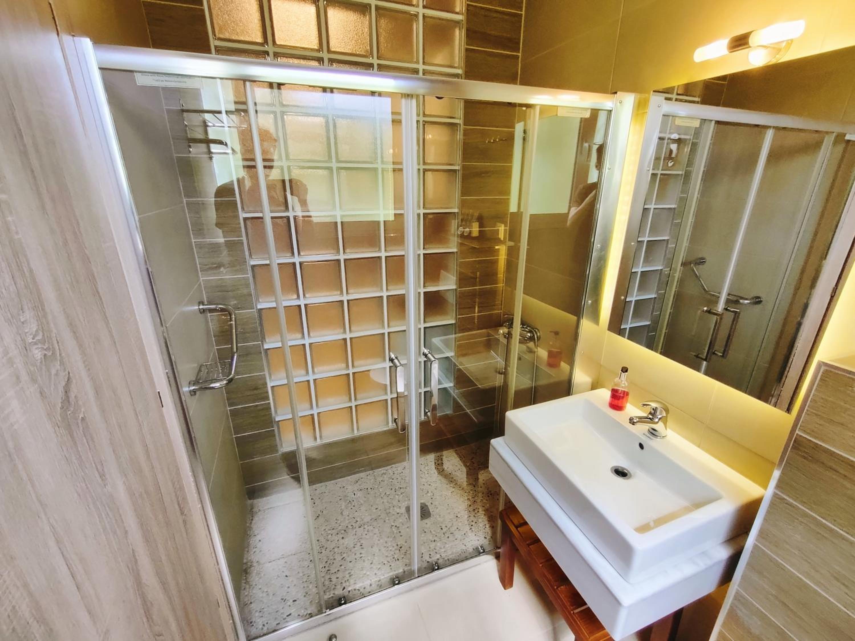 Deluxe Double Room with Shower - Photo 11