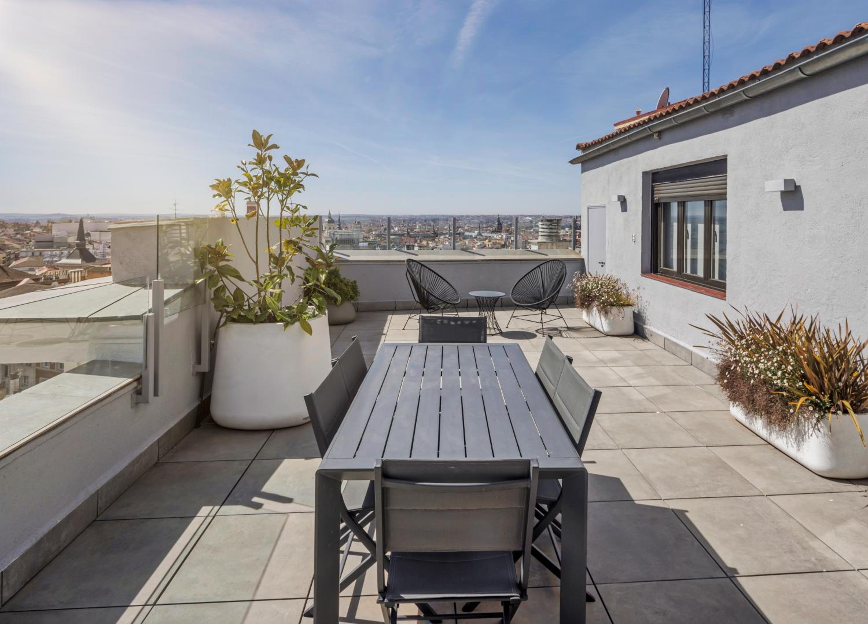 Apartment with Terrace - Photo 4