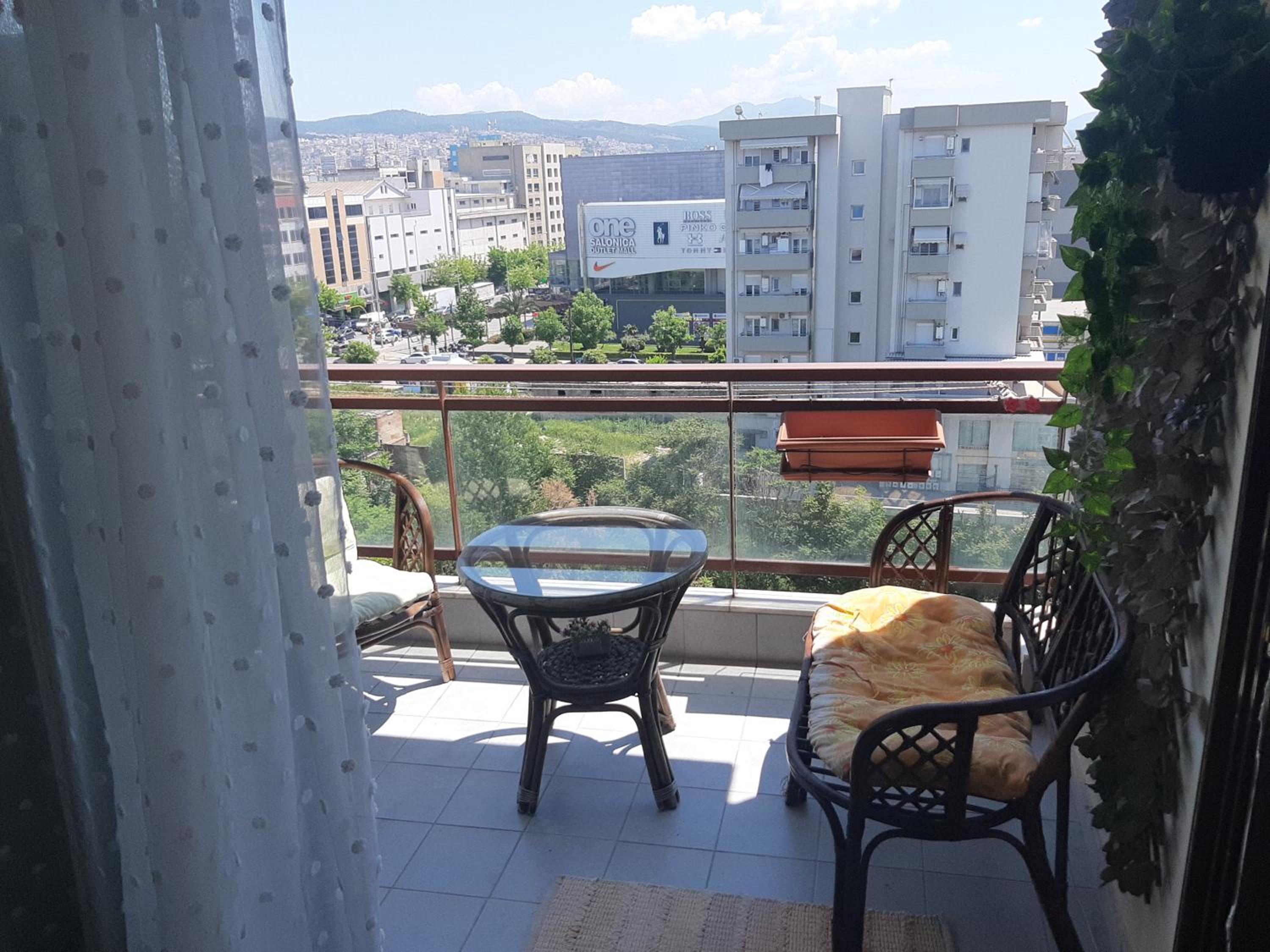 One-Bedroom Apartment - Photo 2