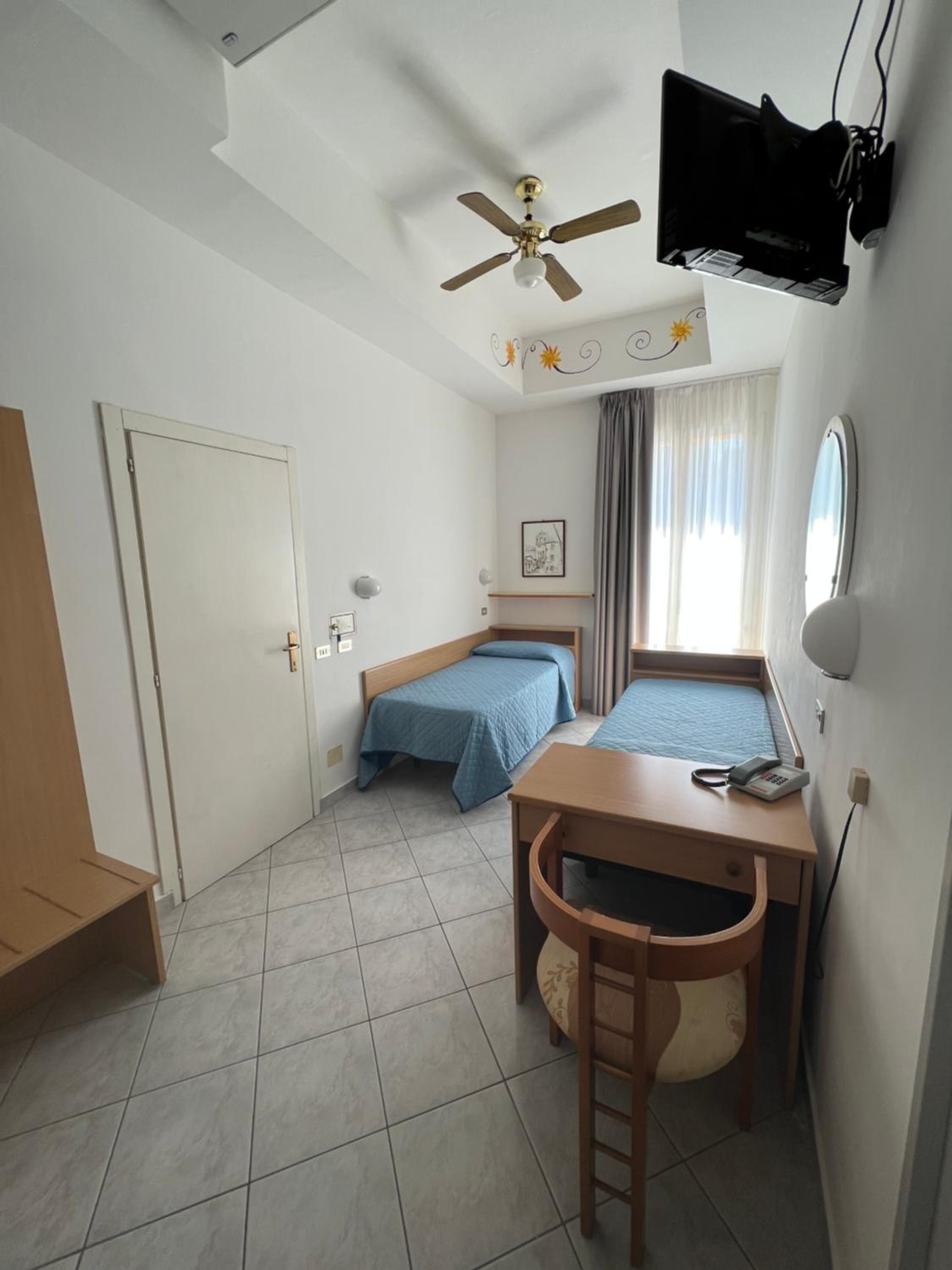 Twin Room - Photo 3