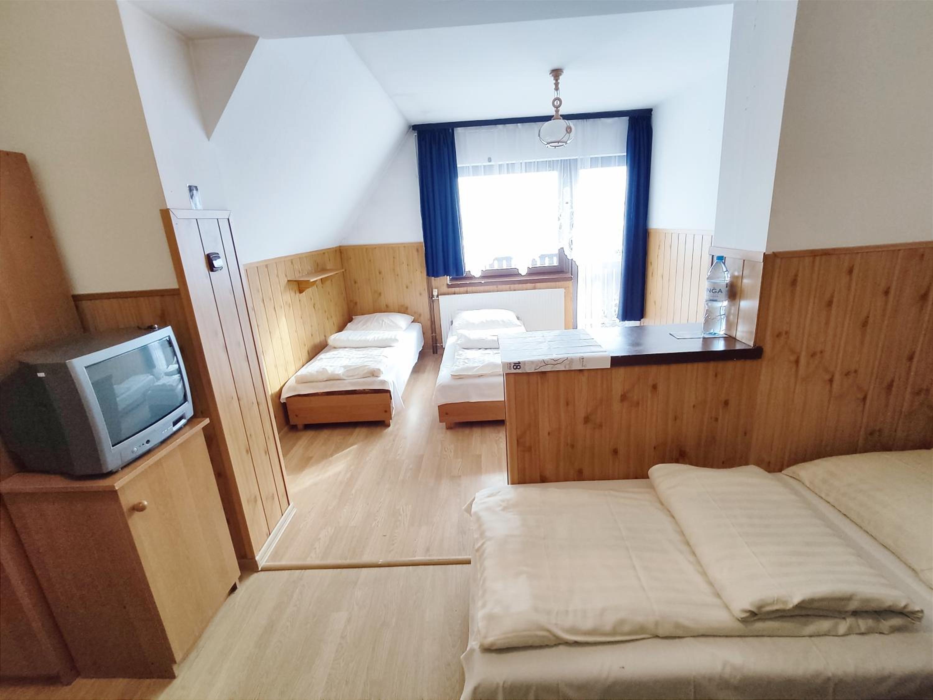 Quadruple Room with Private Bathroom photo 1