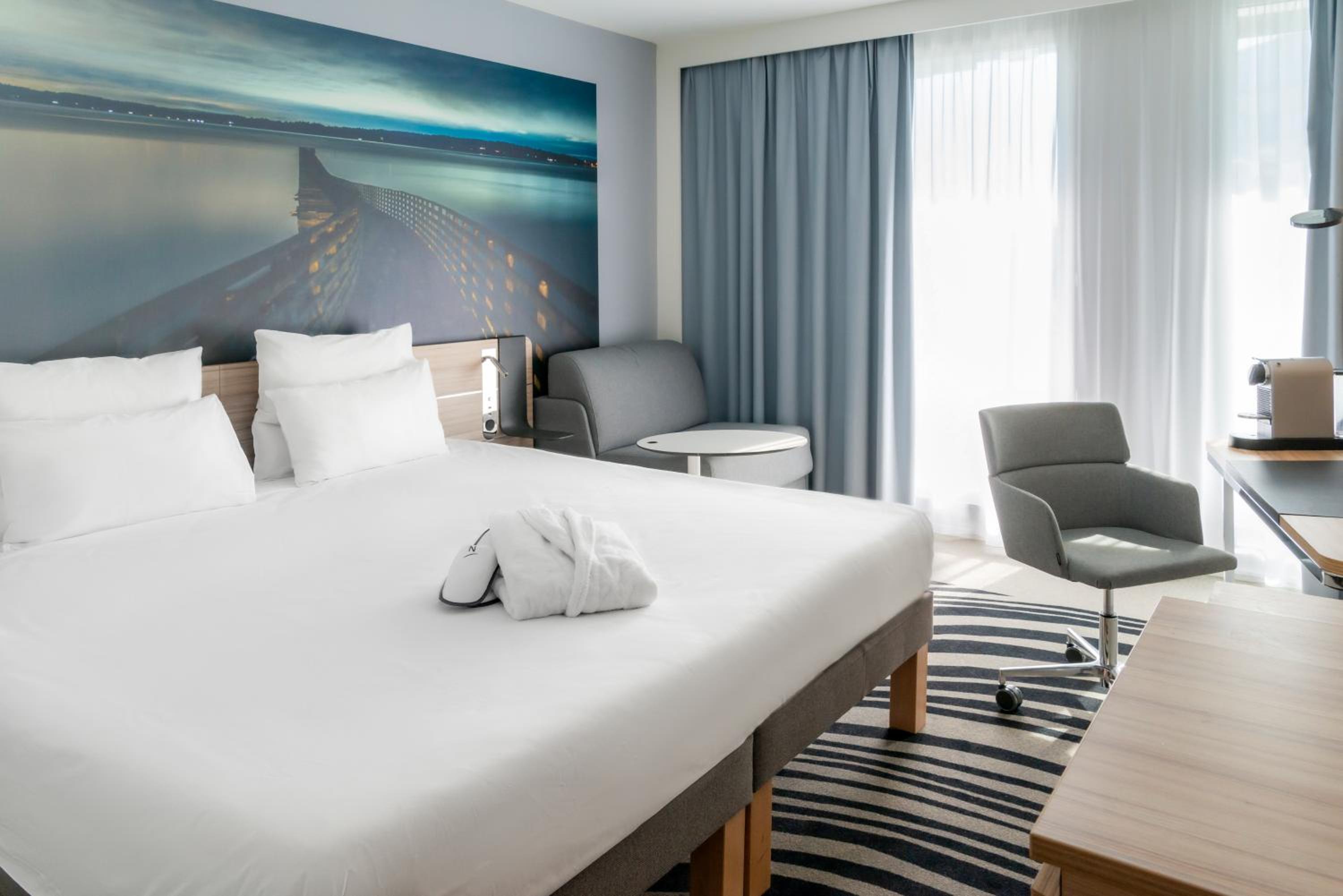 Executive Room with One Double Bed and One Sofa - Photo 10