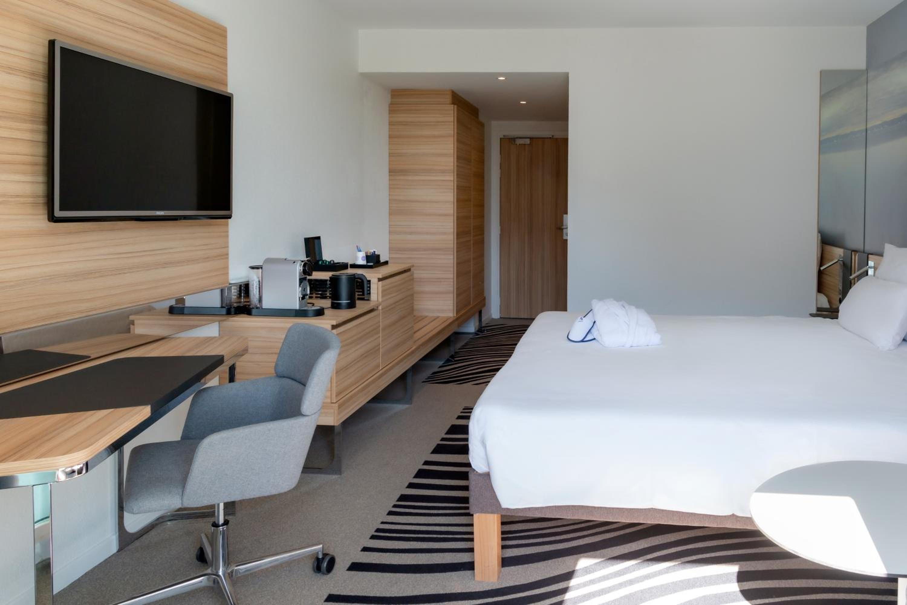Executive Room with One Double Bed and One Sofa - Photo 9