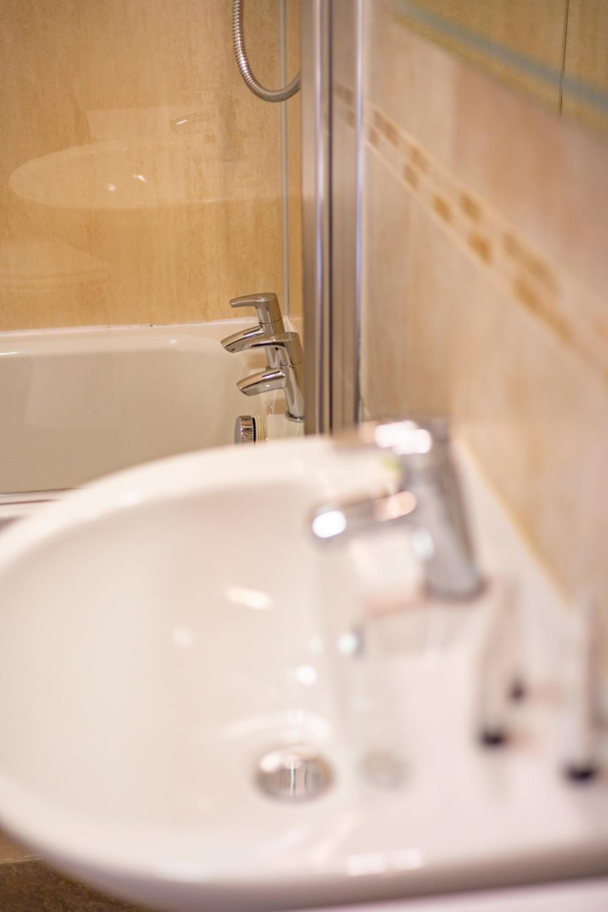 Twin Room with Private Bathroom photo 2