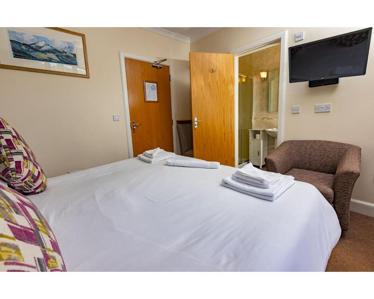 Twin Room with Private Bathroom photo 3