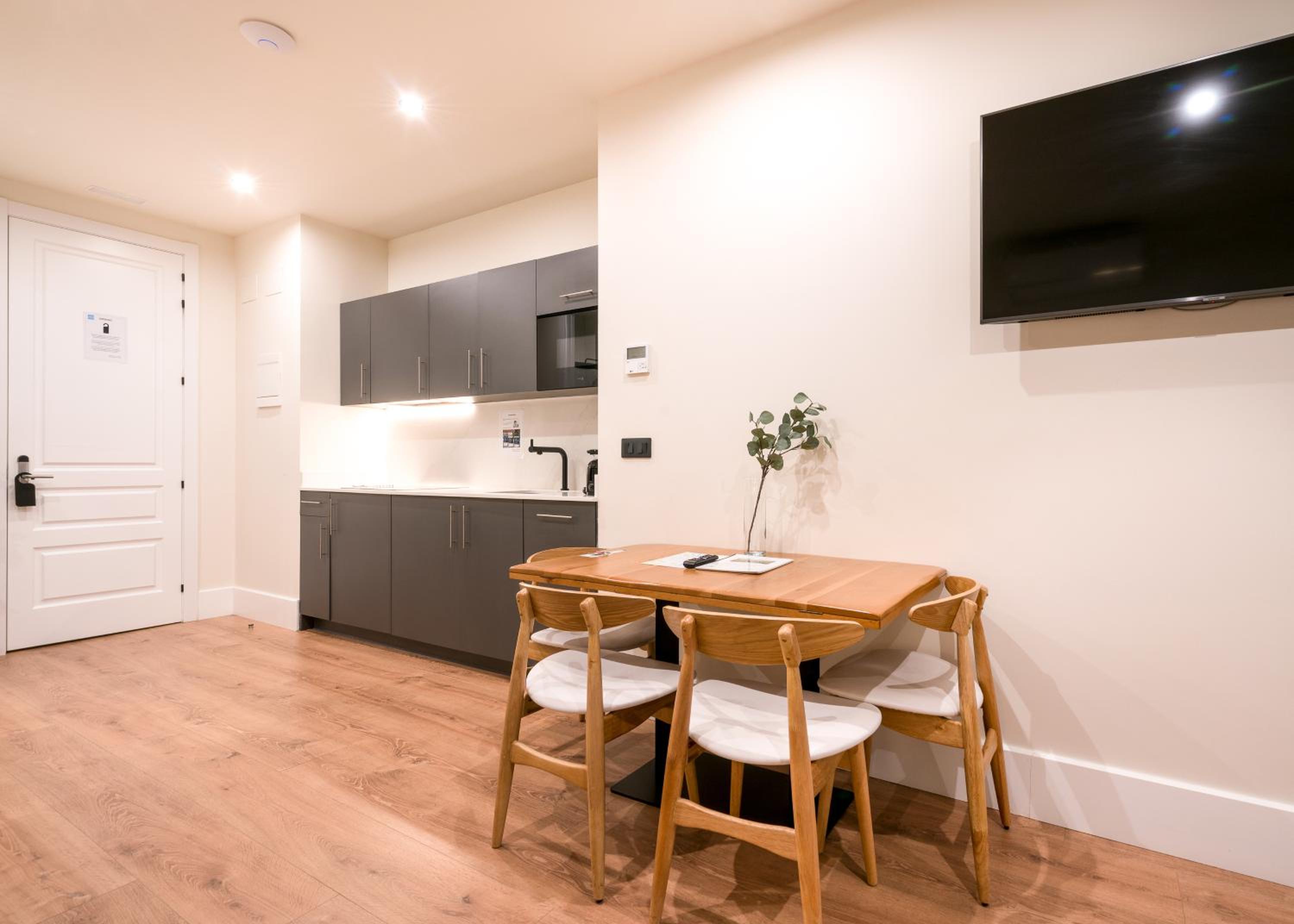 Studio Apartment - Photo 8