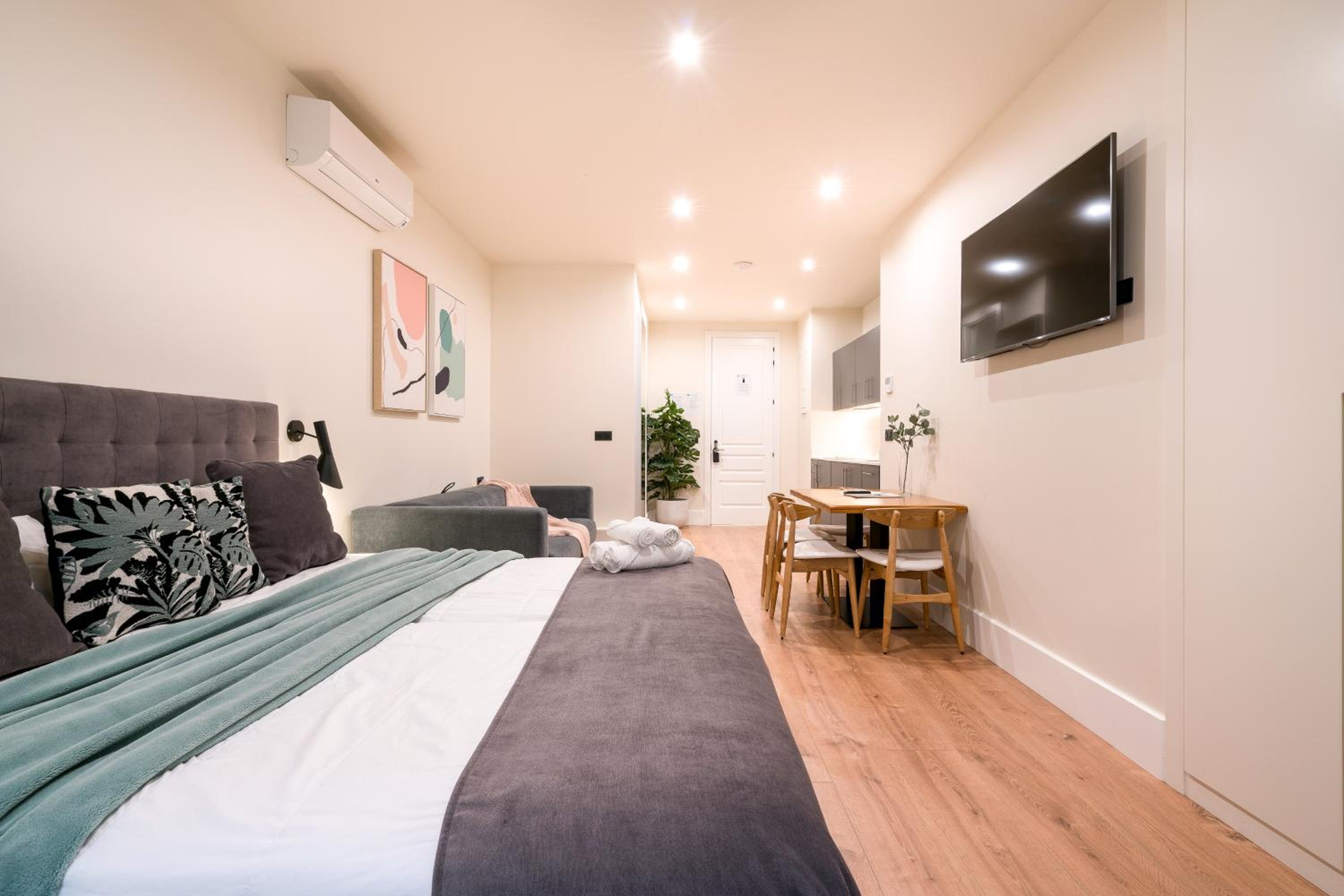 Studio Apartment - Photo 1