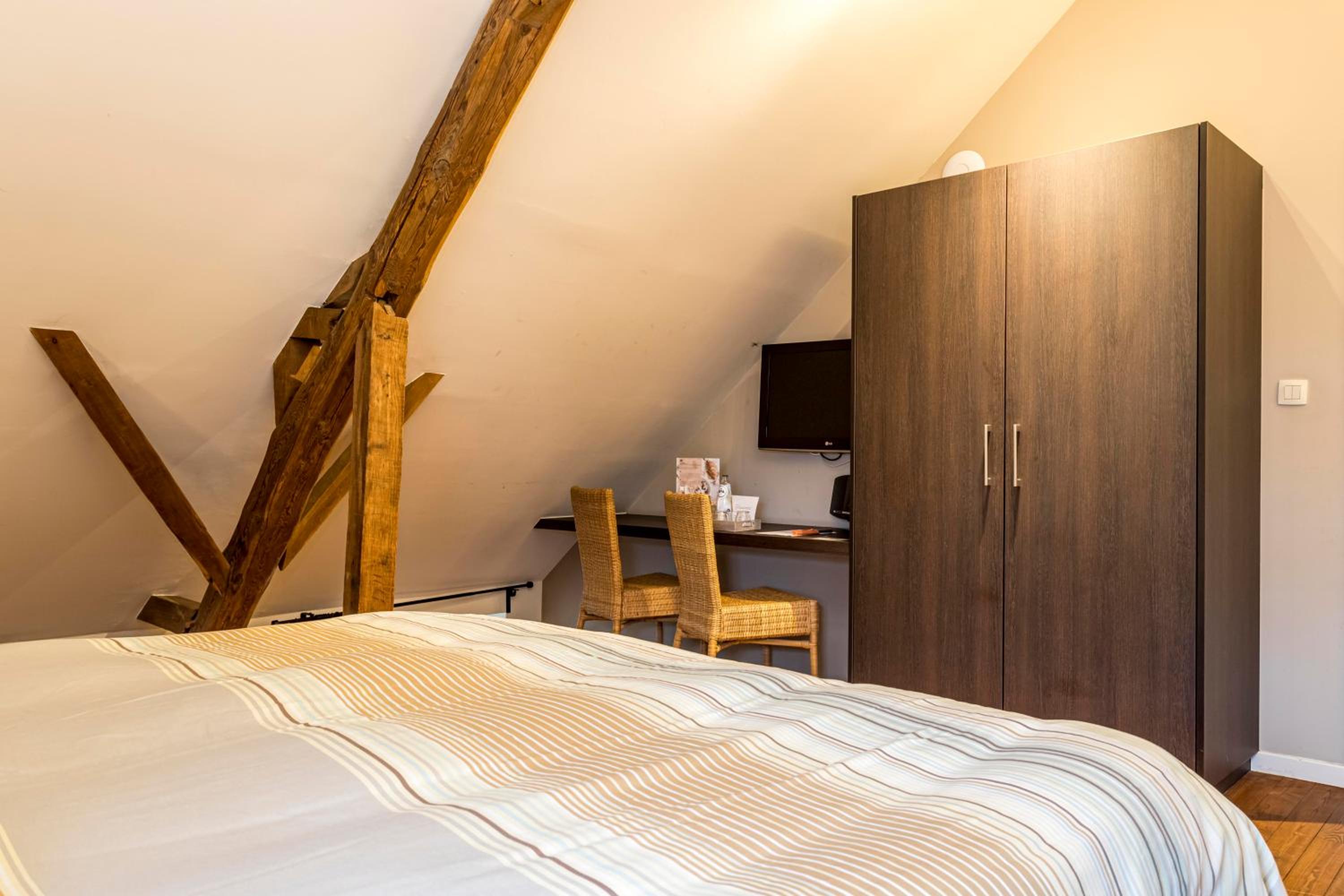 Large Double Room - Photo 1
