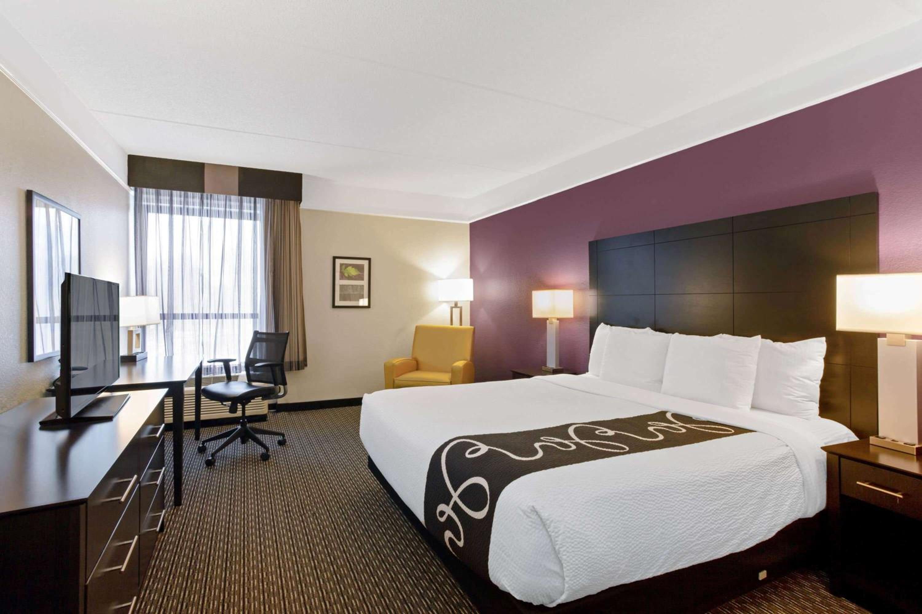 Deluxe King Room - Photo 2