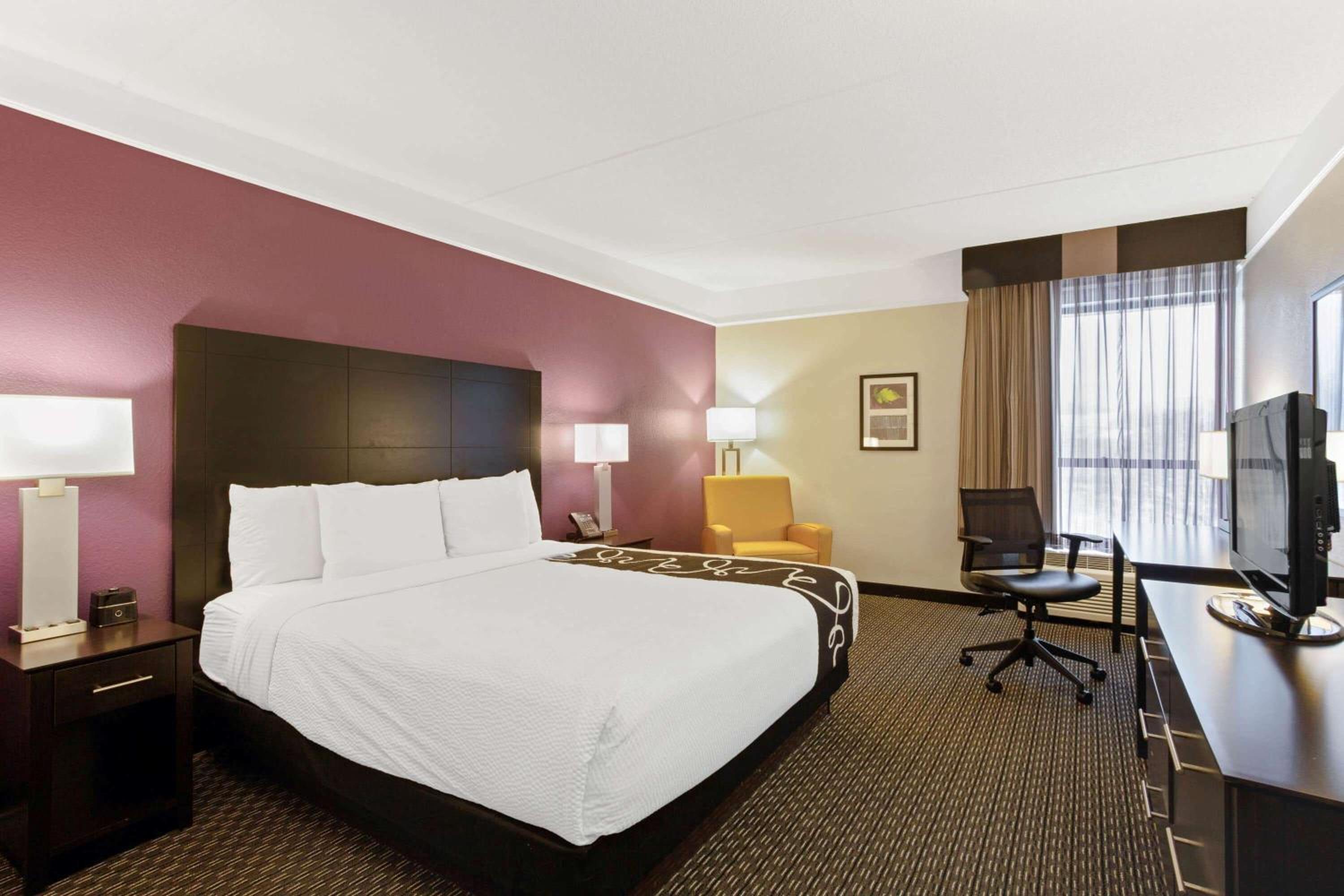 Deluxe King Room - Photo 3