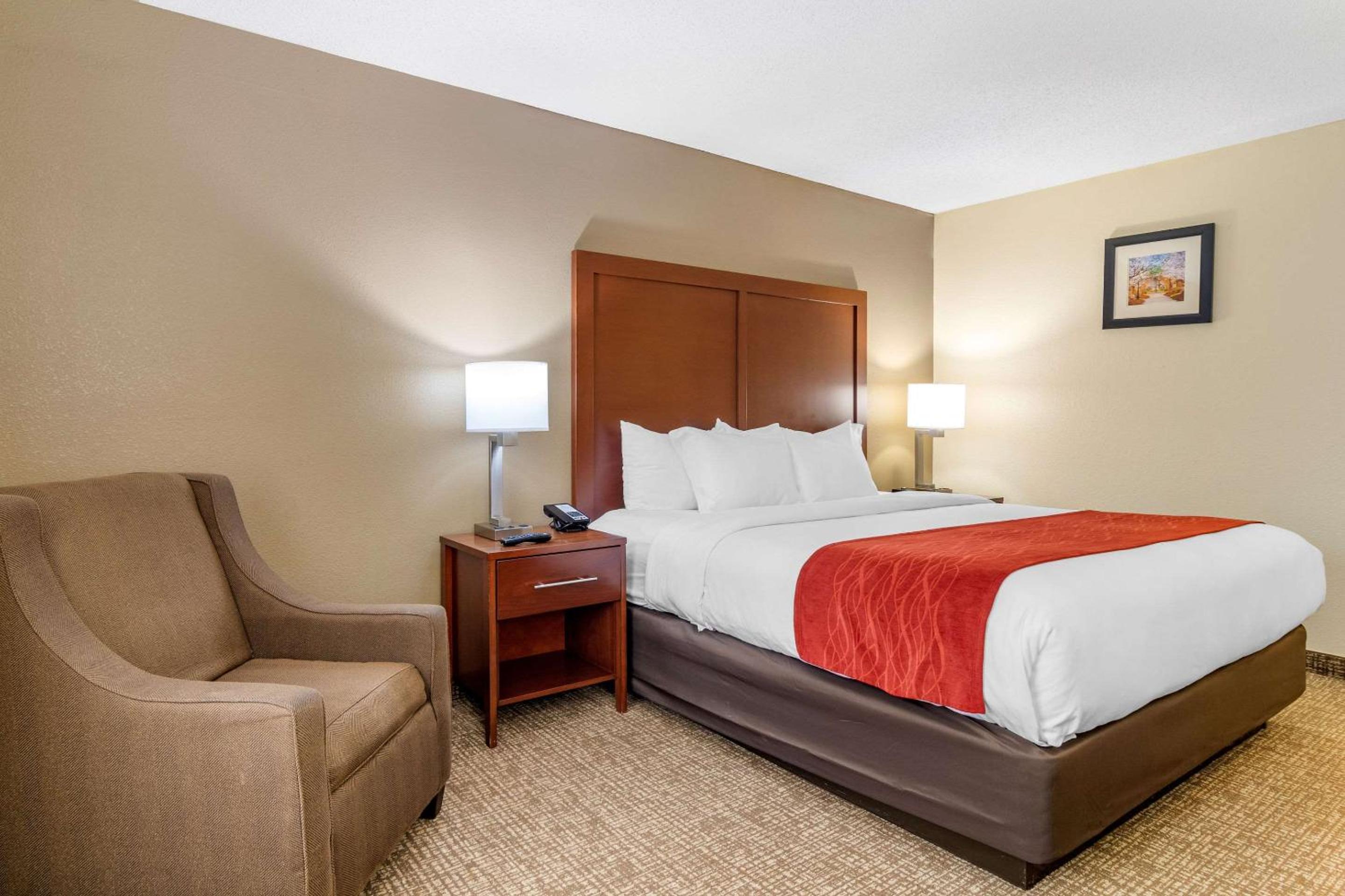 Standard King Room - Non-Smoking  - Photo 2