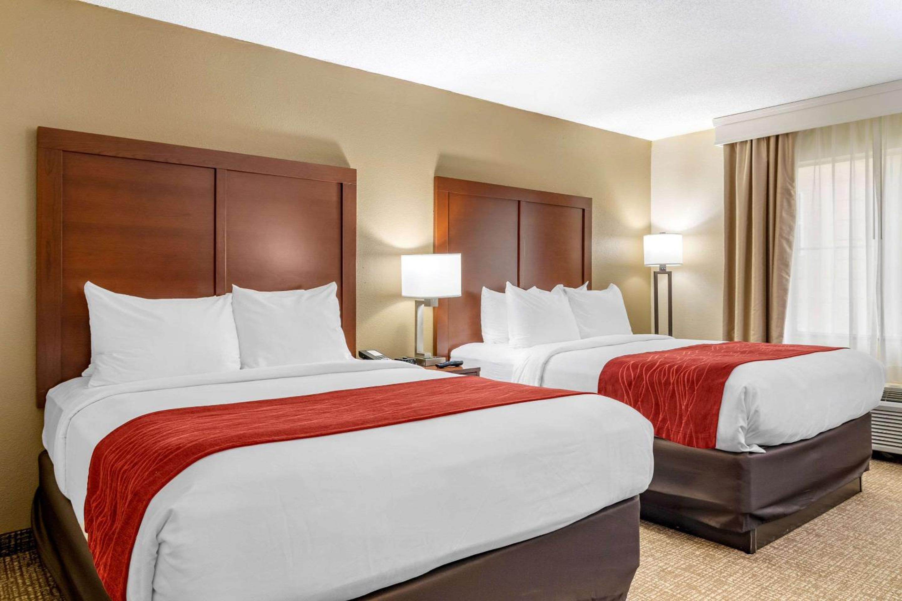 Queen Room with Two Queen Beds - Non-Smoking - Photo 8