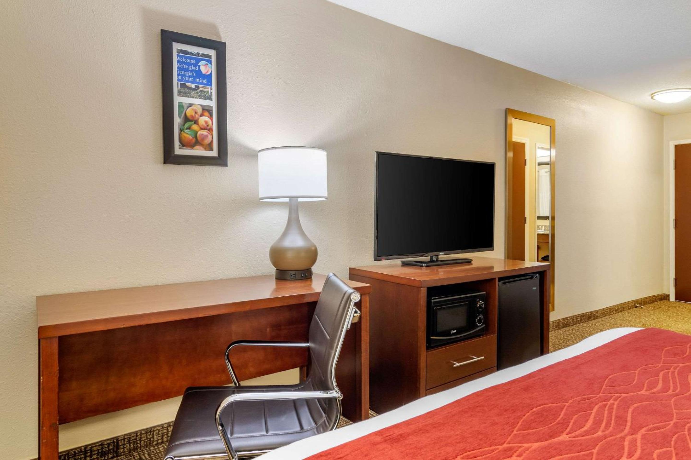 Queen Room with Two Queen Beds - Non-Smoking - Photo 11