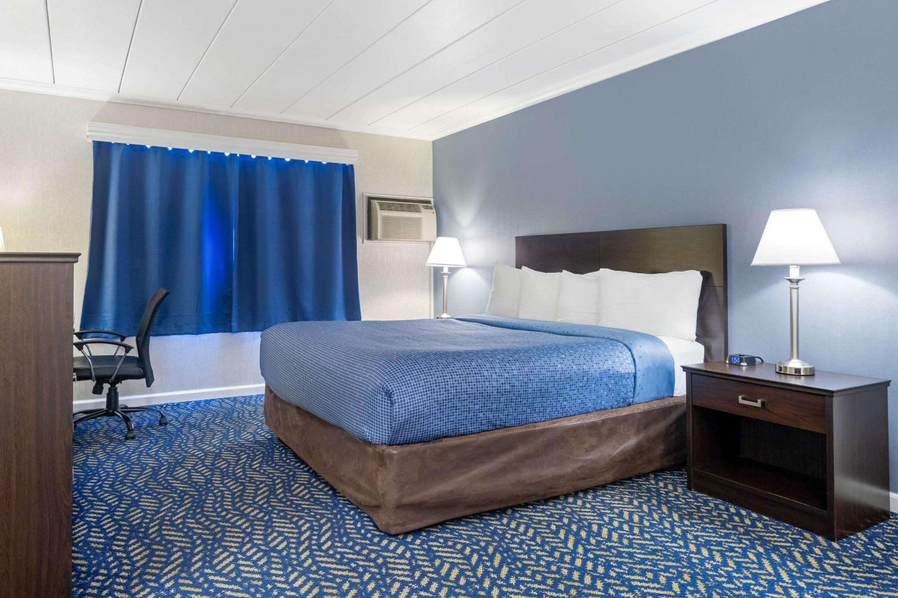 King Room - Non-Smoking - Photo 1