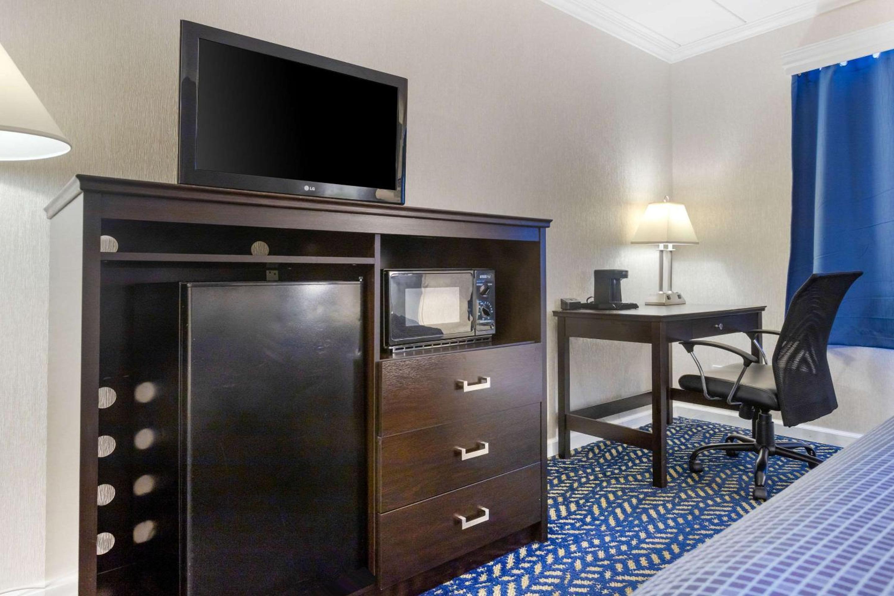 King Room - Non-Smoking - Photo 3