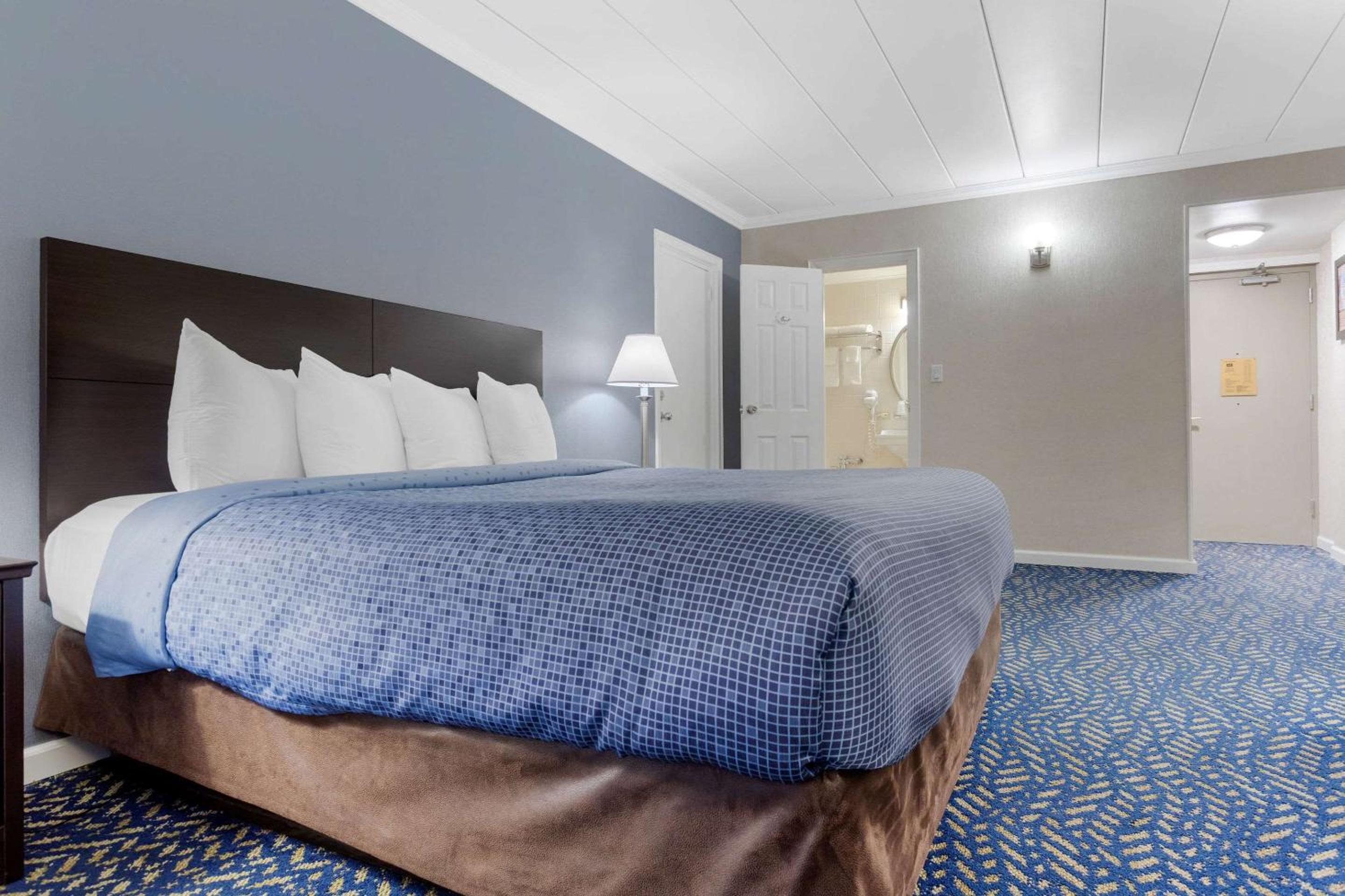 King Room - Non-Smoking - Photo 2