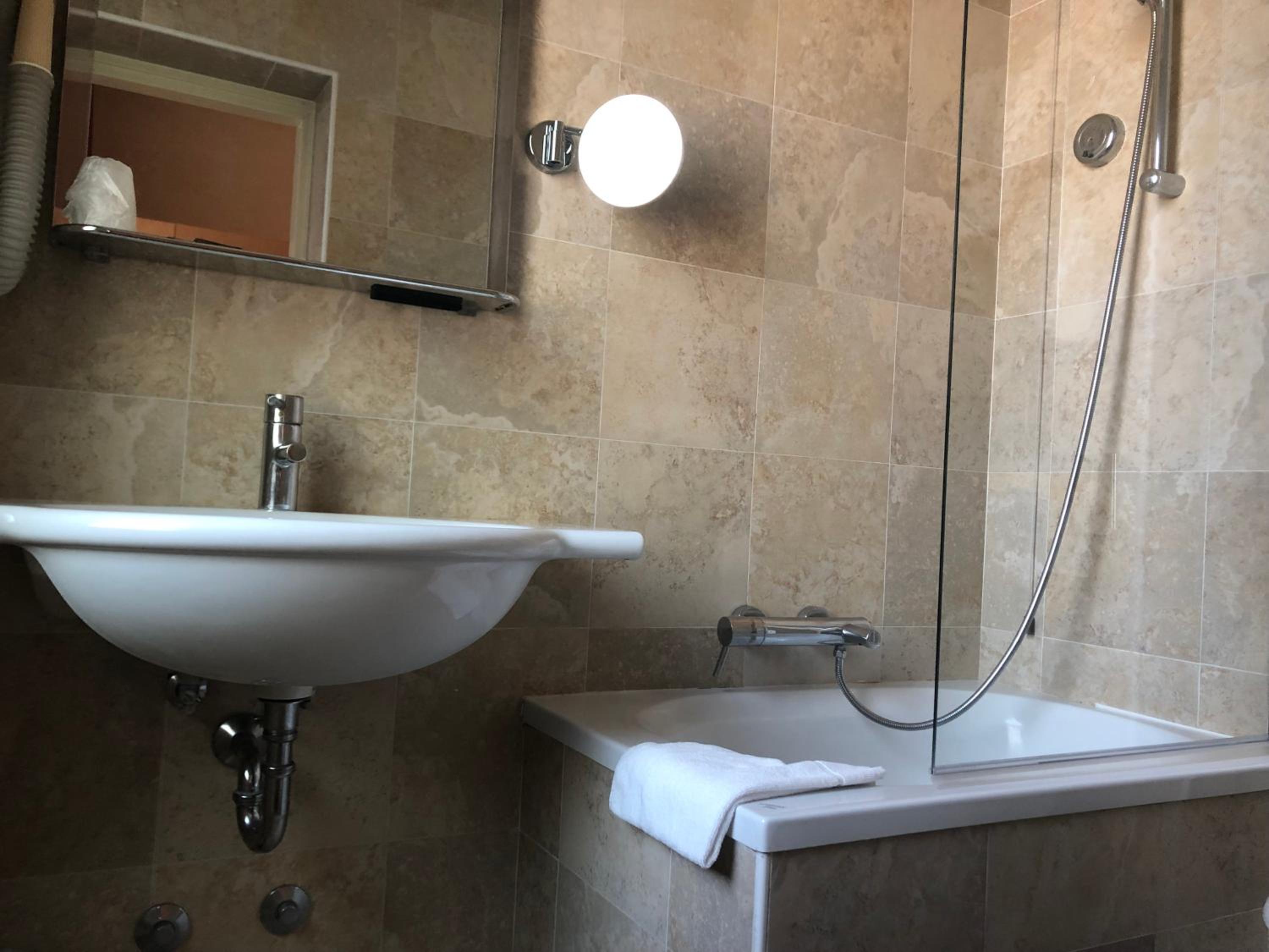 Budget Double or Twin Room - Photo 3