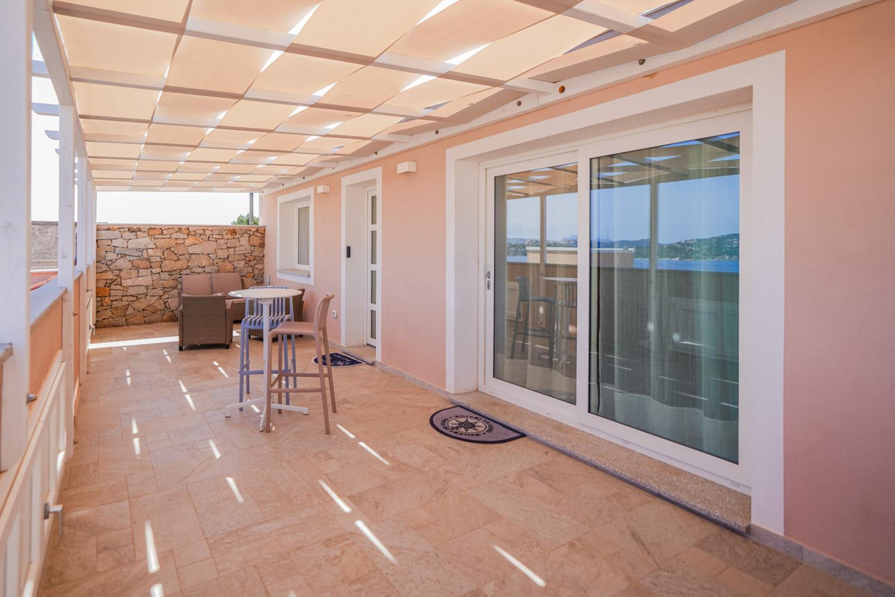 Deluxe Suite with Sea View - Photo 9