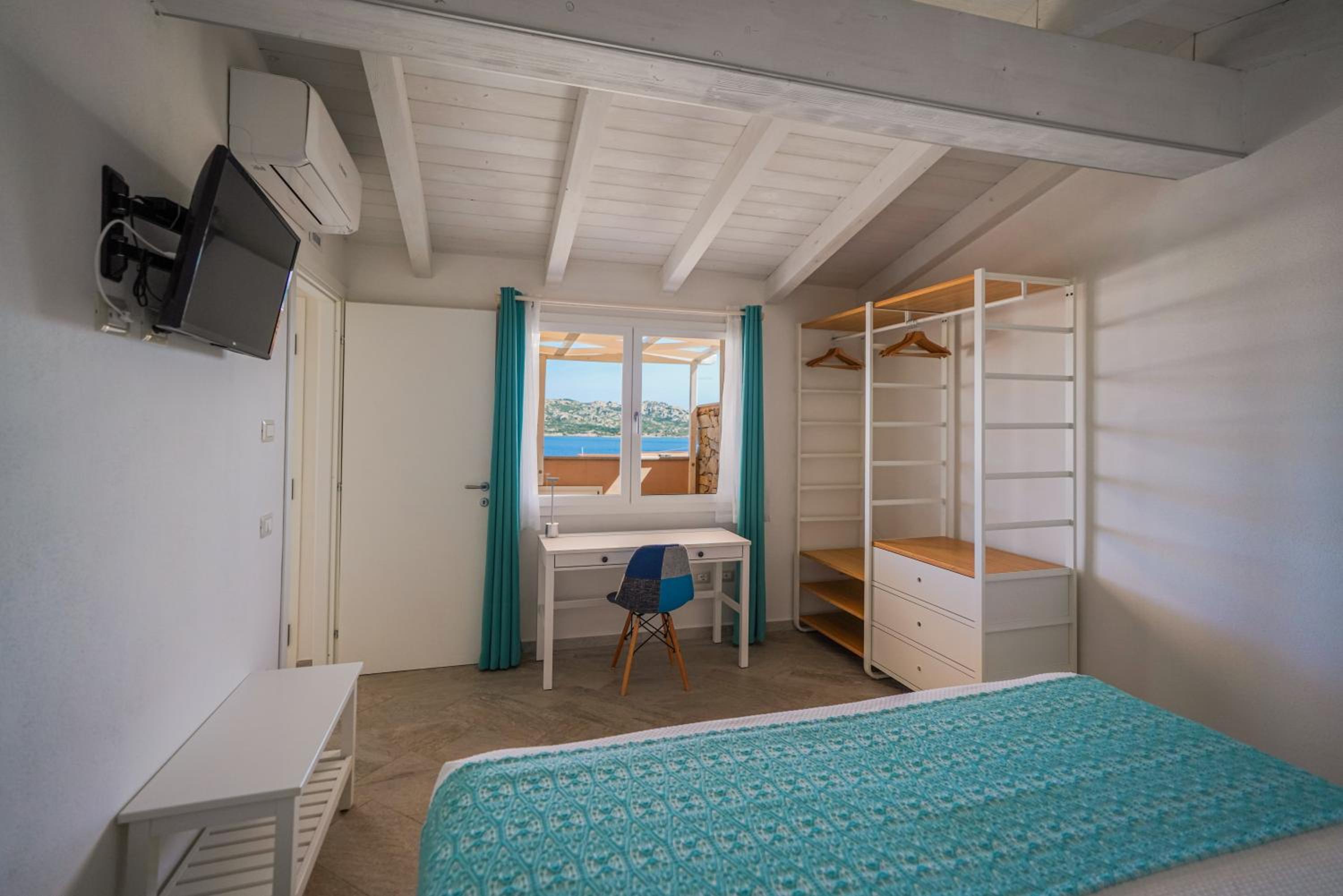 Deluxe Suite with Sea View - Photo 4