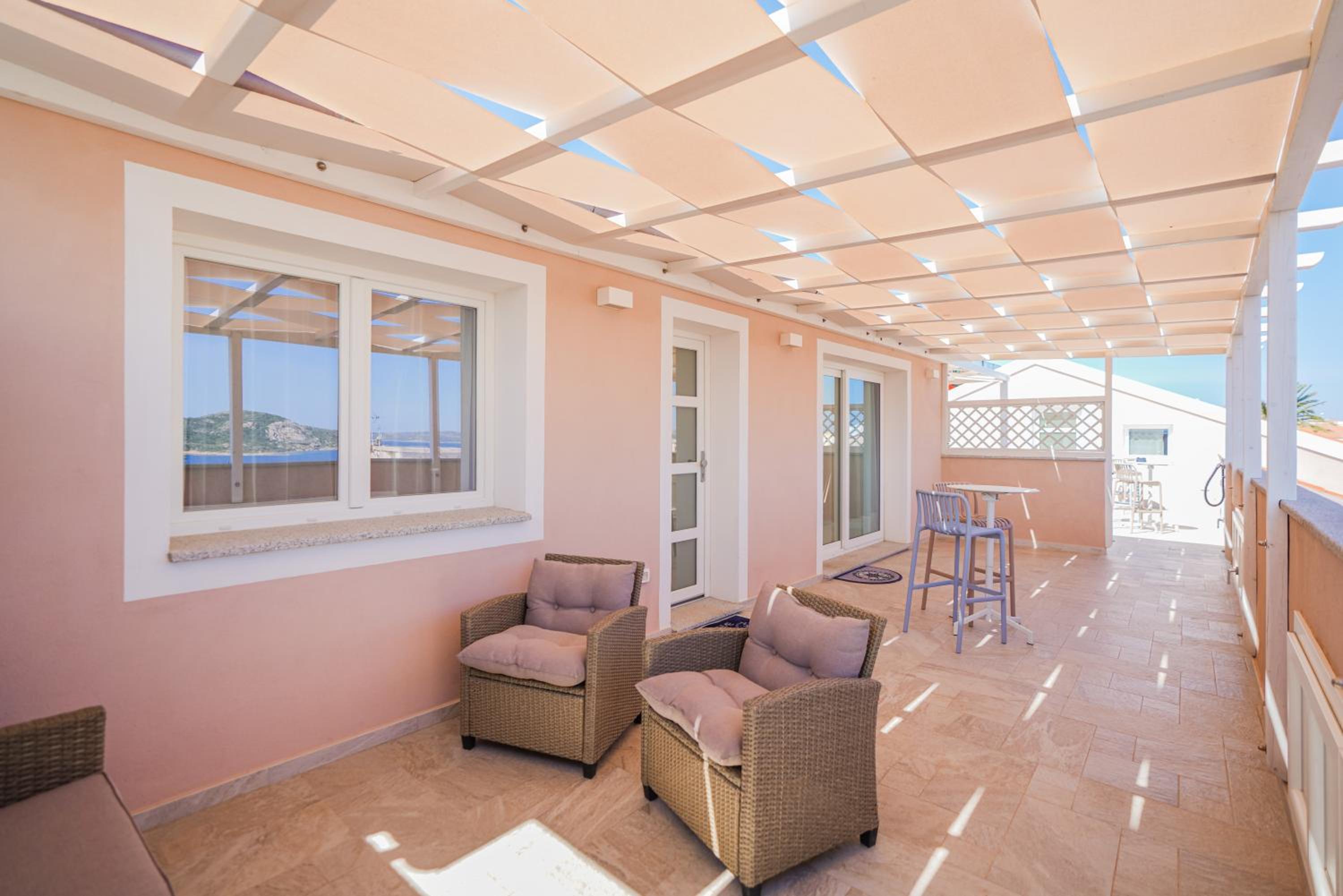 Deluxe Suite with Sea View - Photo 2