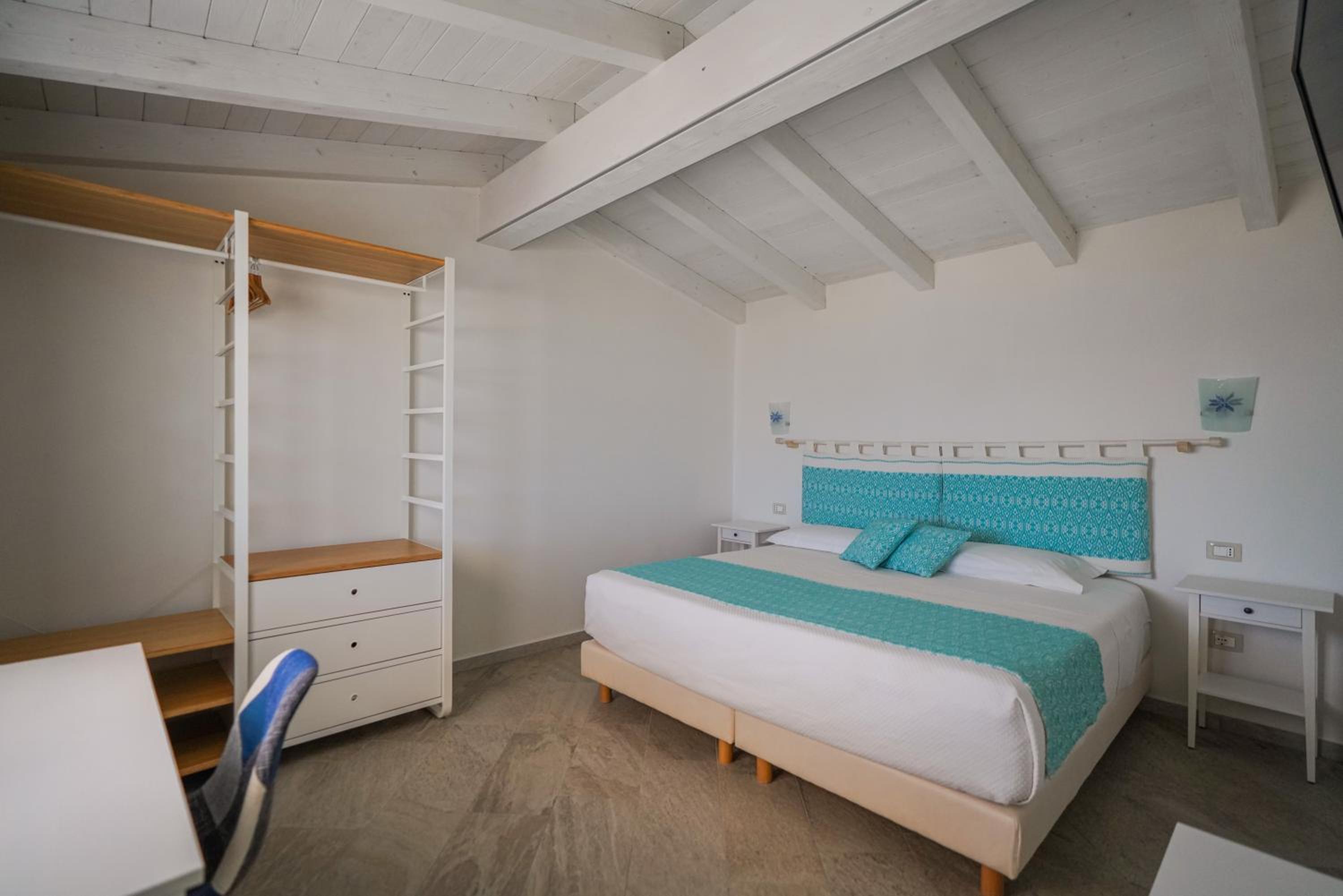 Deluxe Suite with Sea View - Photo 1