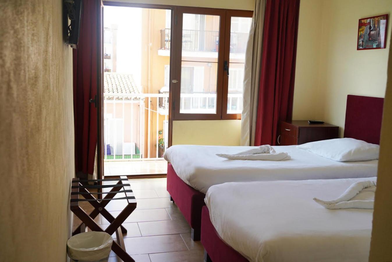 Twin Room with Balcony - Photo 1
