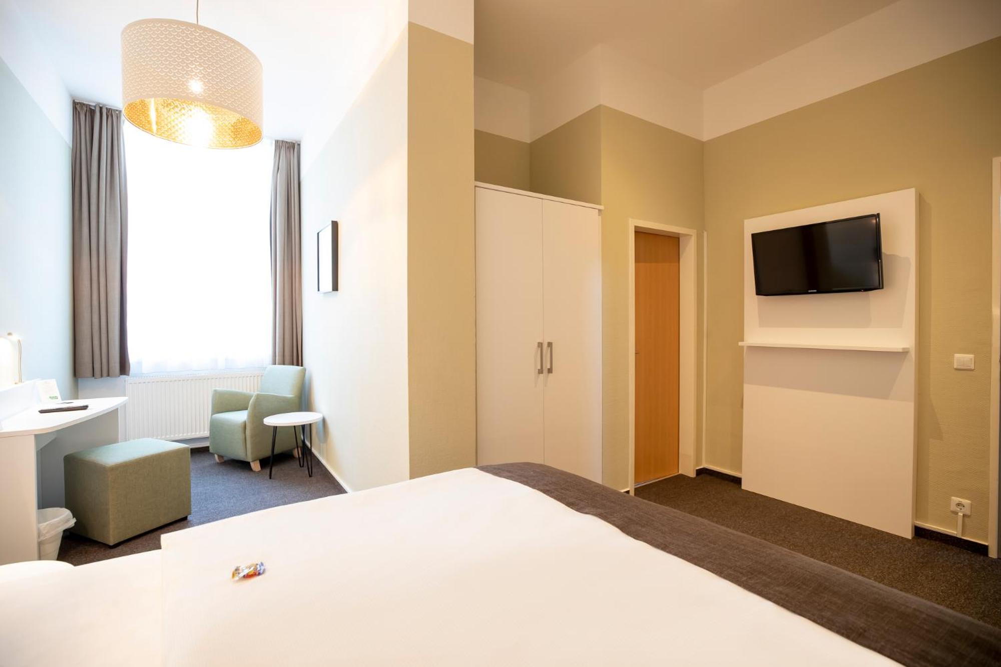 Large Double Room - Photo 3