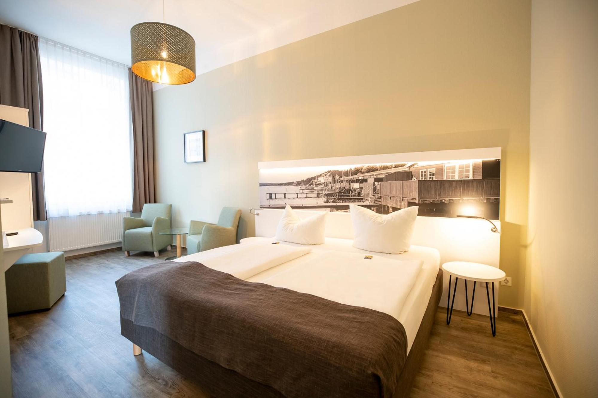 Large Double Room - Photo 4