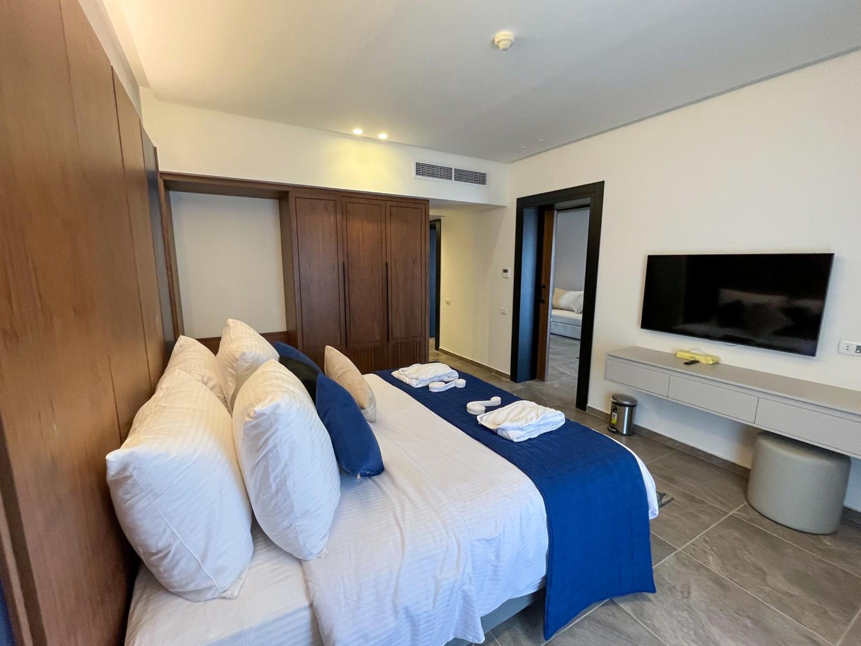 Executive Suite - Photo 2