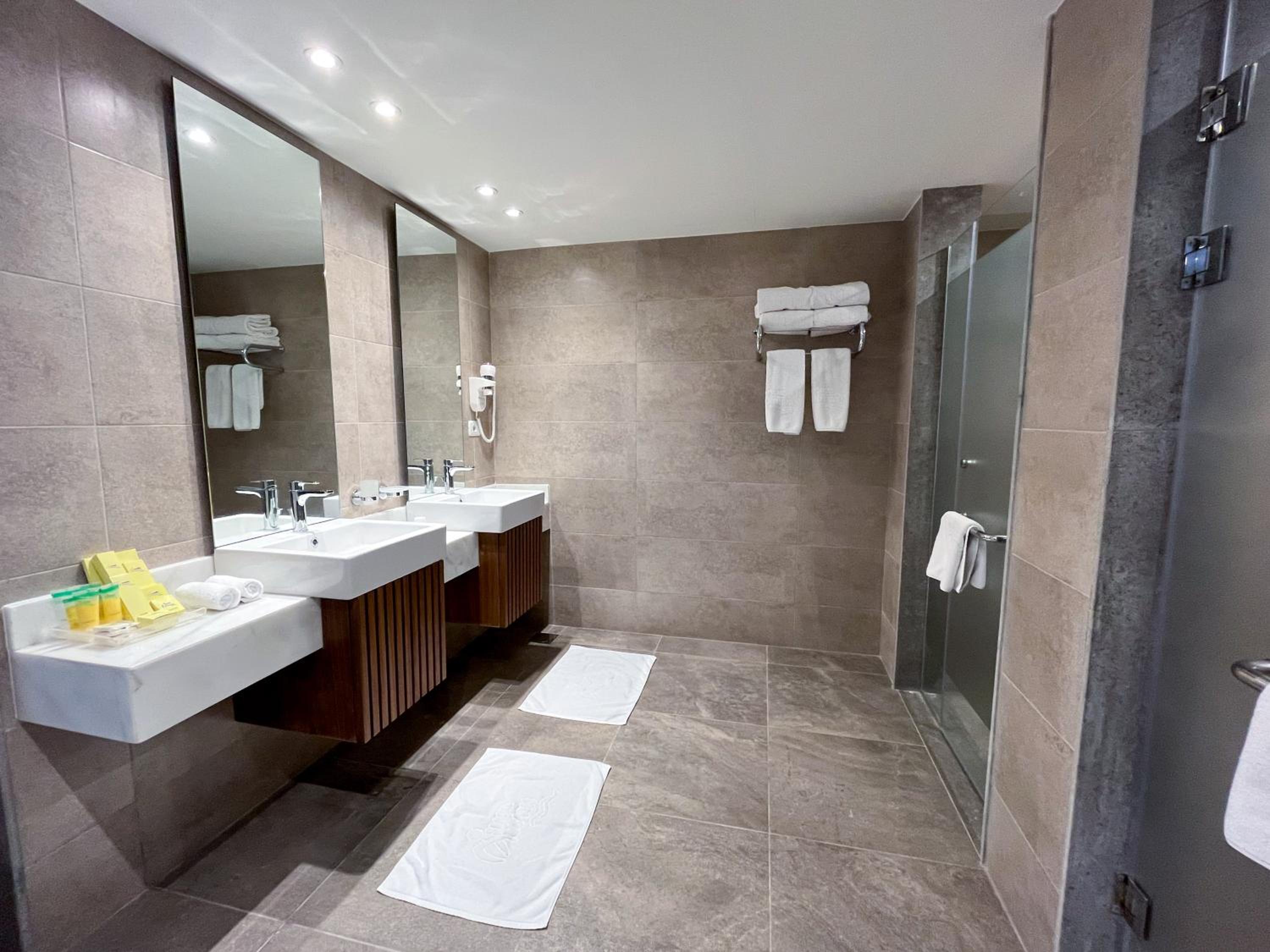 Executive Suite - Photo 3