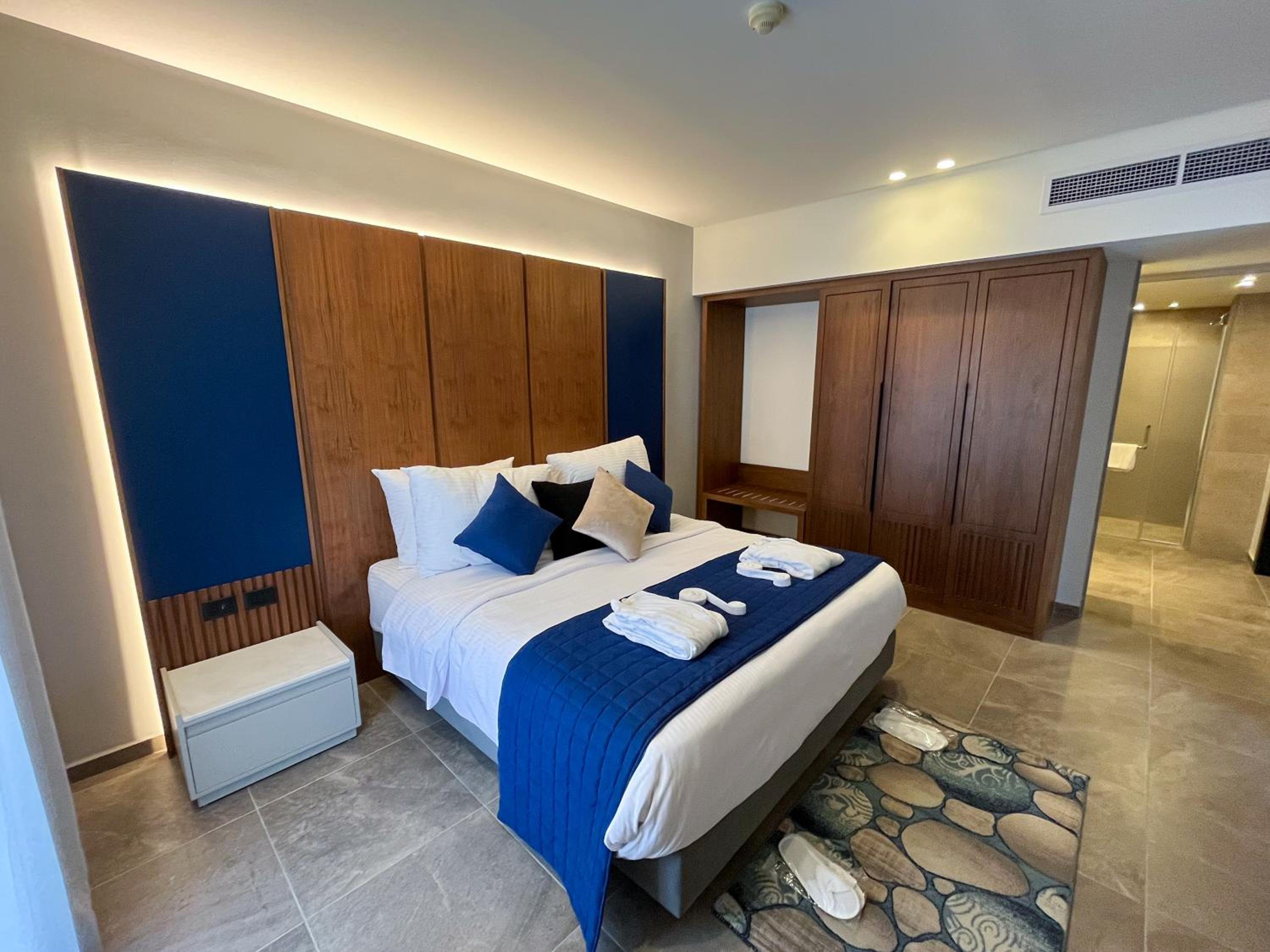 Executive Suite - Photo 5