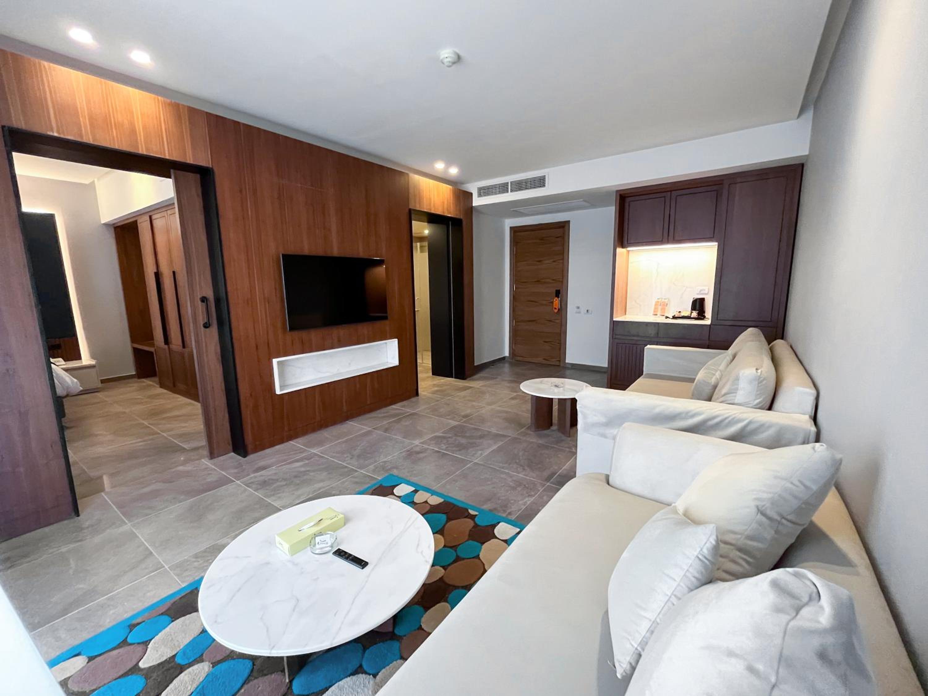 Executive Suite - Photo 1