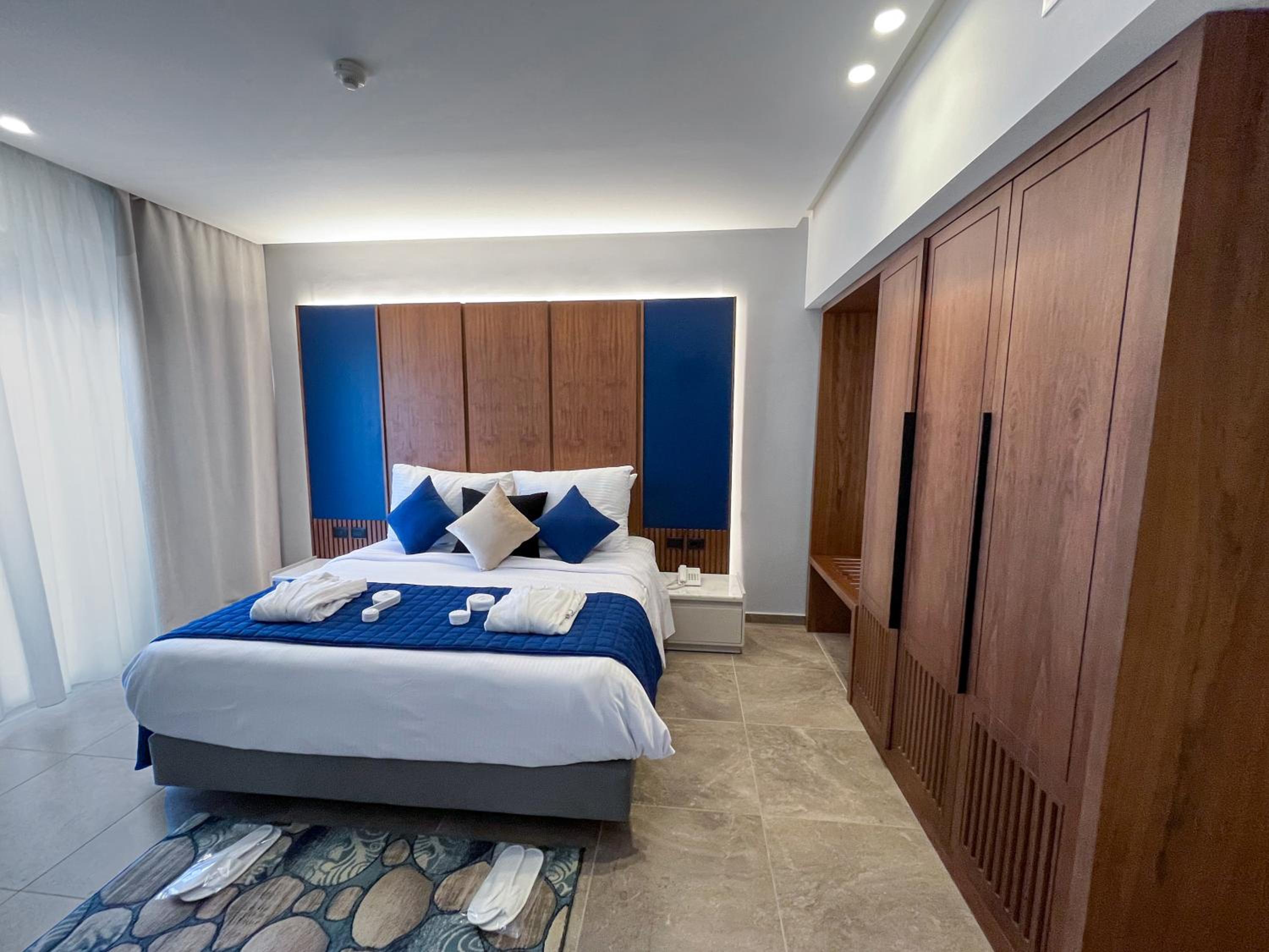 Executive Suite - Photo 4