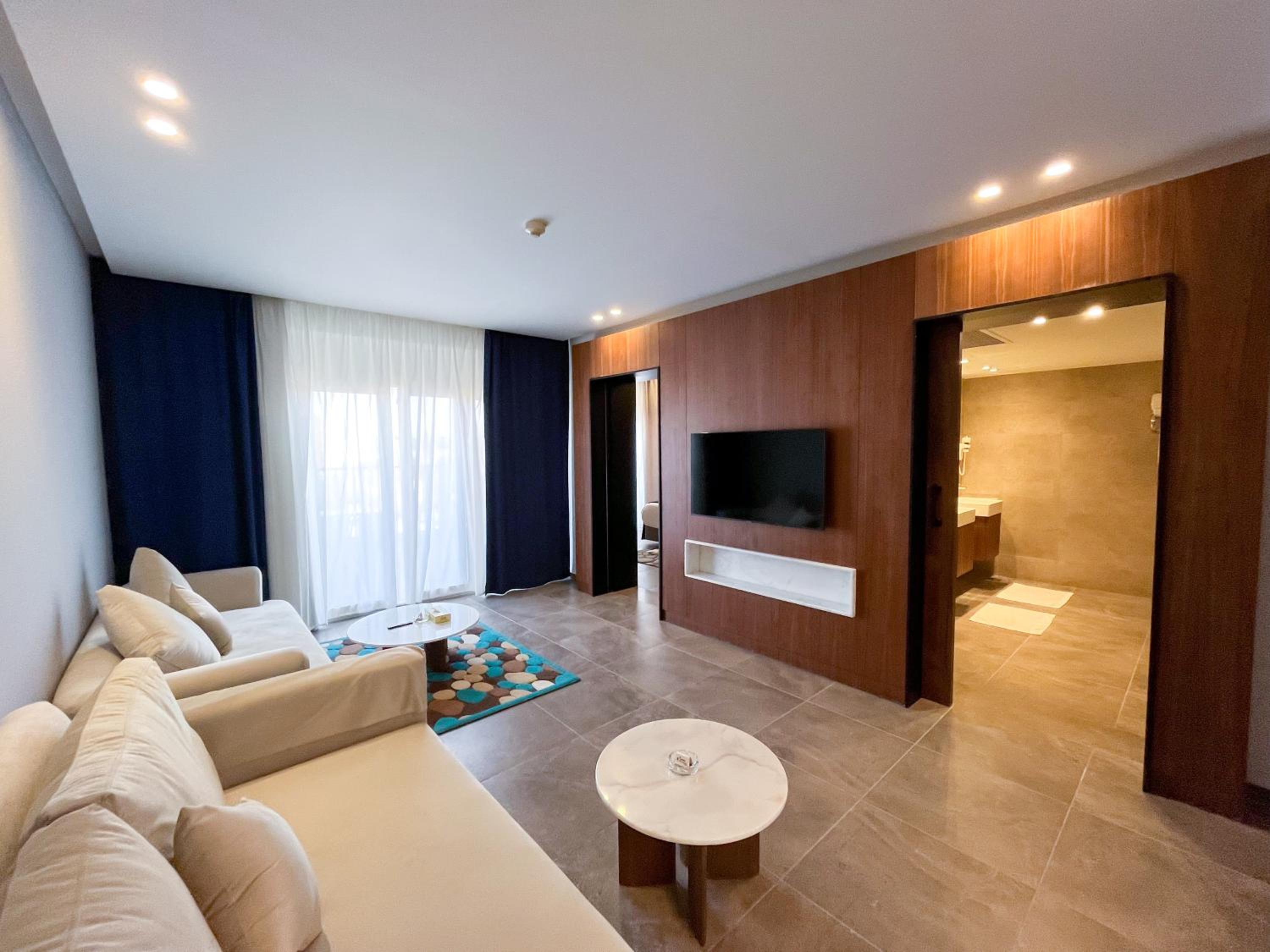 Executive Suite - Photo 7