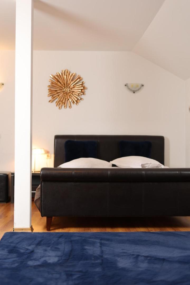 Apartment with Mountain View - Photo 5