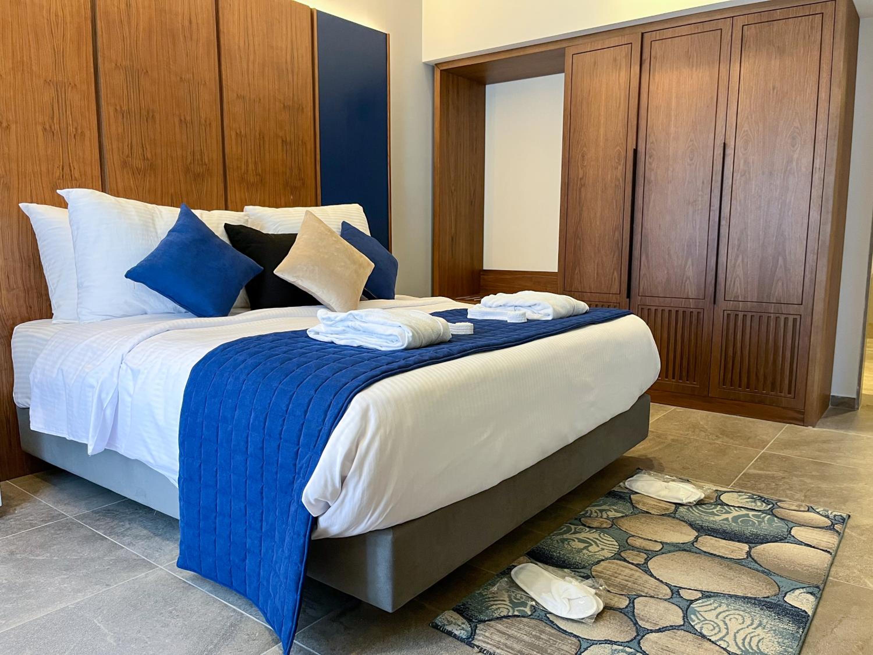 Executive Suite - Photo 8