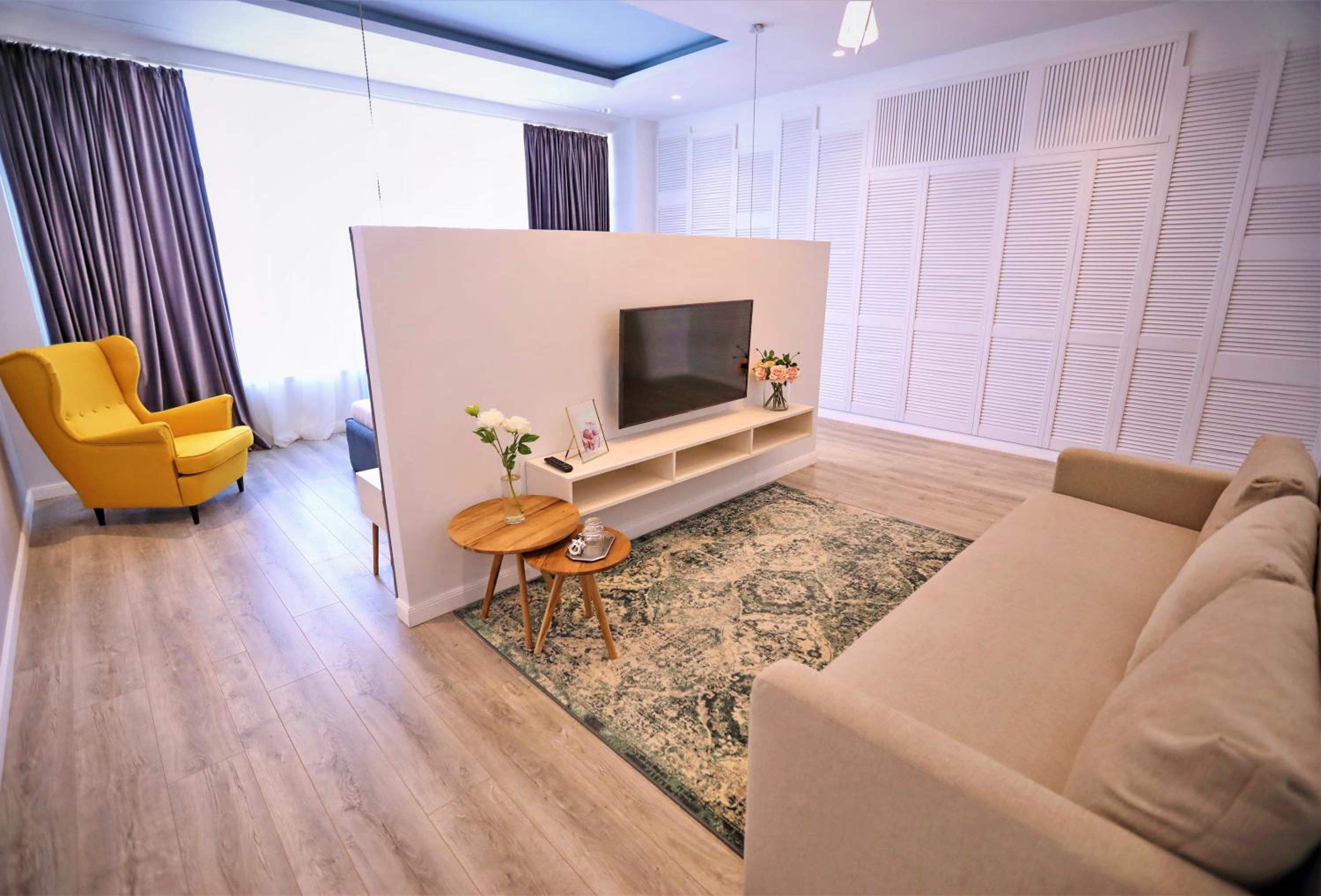 Family Room with Balcony photo 2