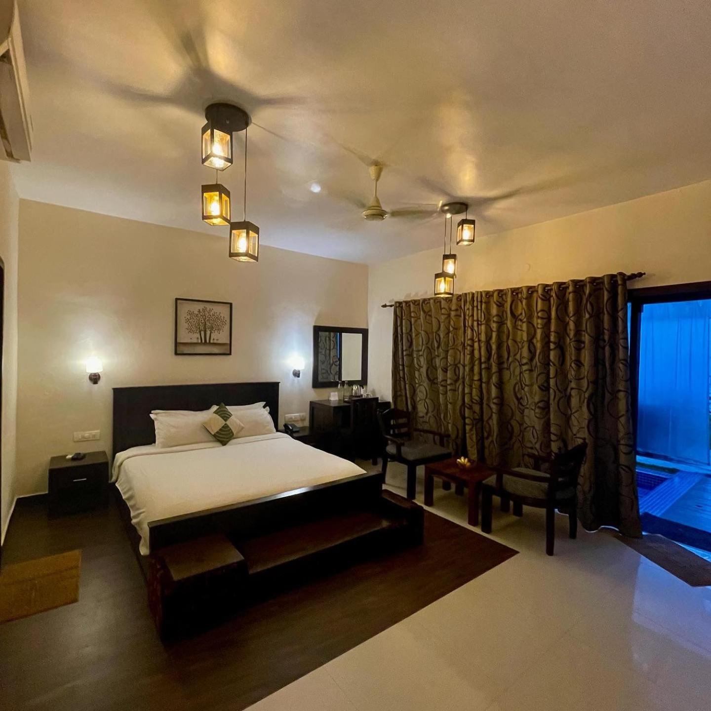 Lake view room with plunge pool - Photo 1