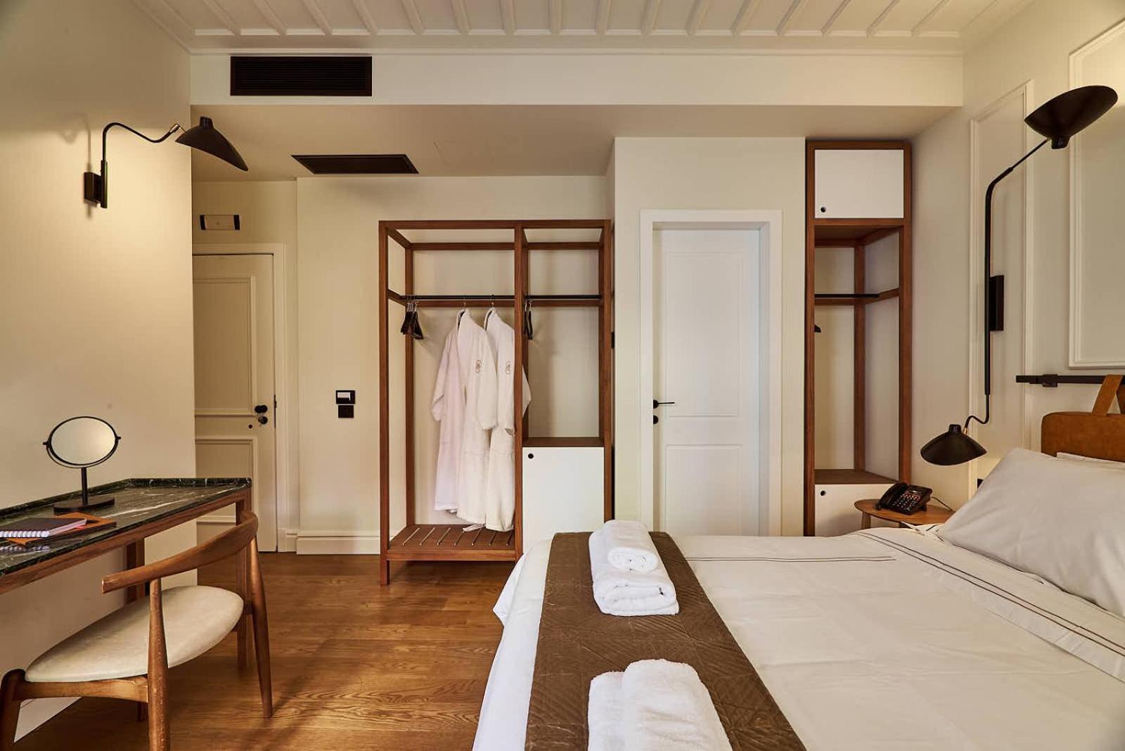 Deluxe Double Room with Balcony - Photo 5
