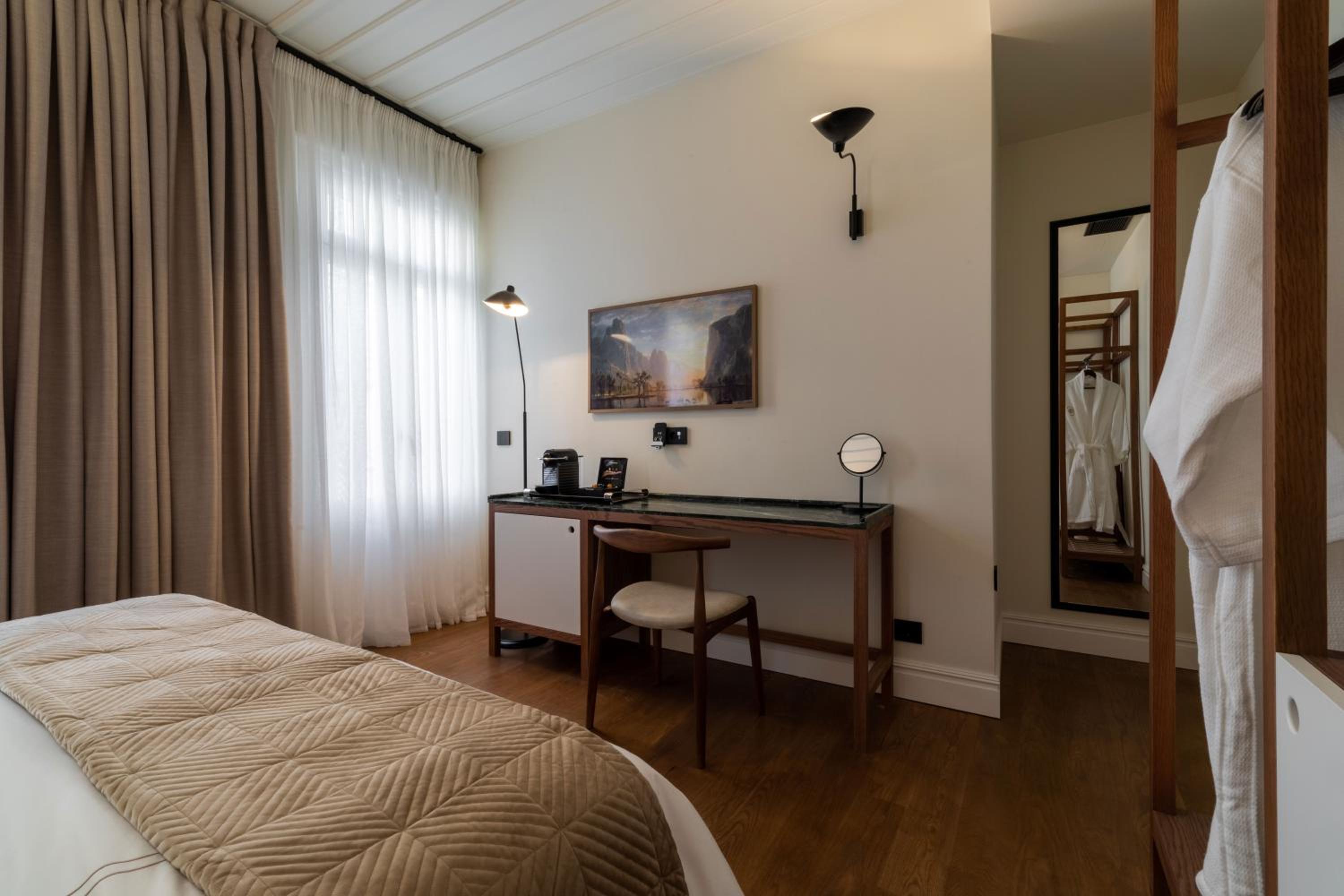 Deluxe Double Room with Balcony - Photo 7
