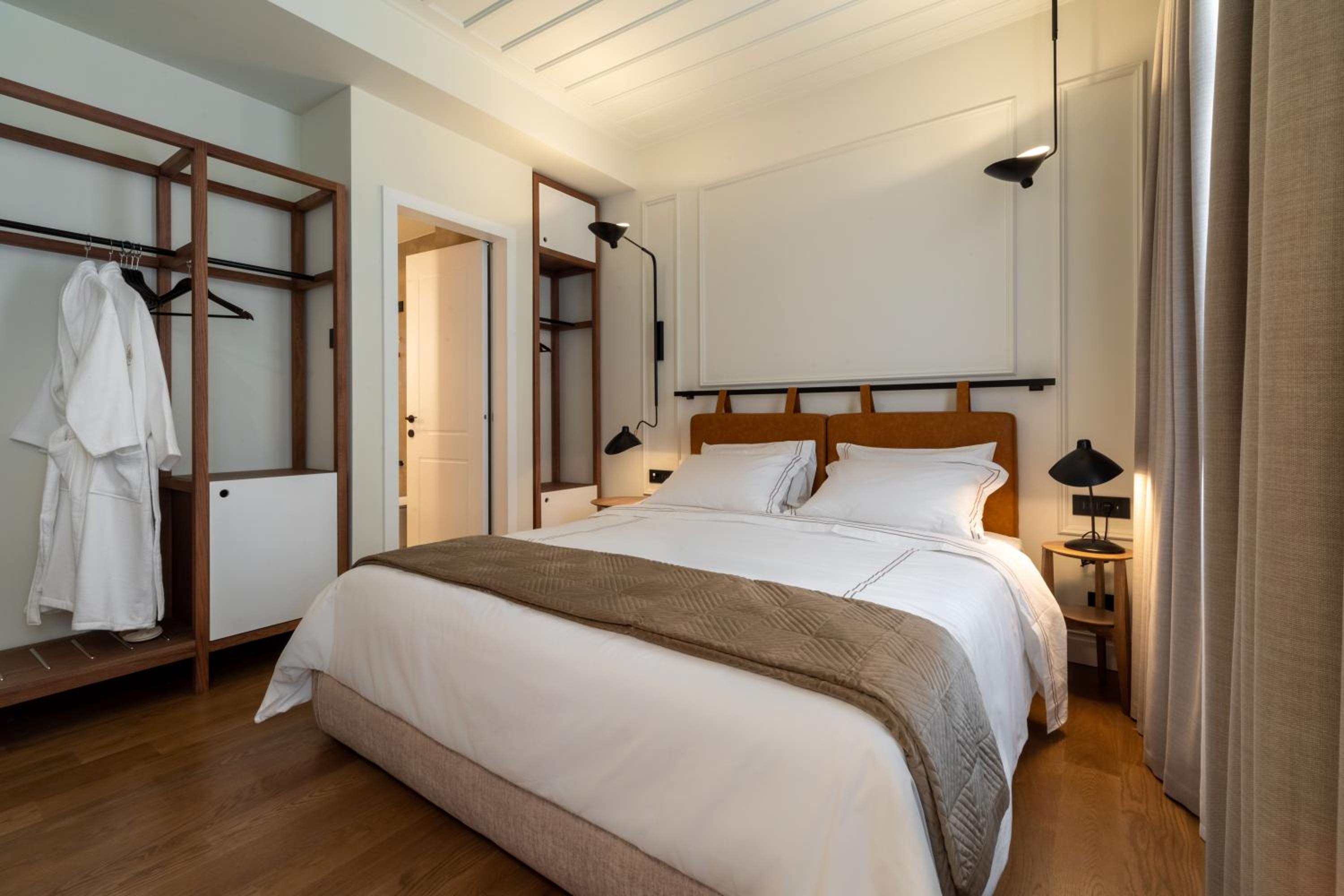 Deluxe Double Room with Balcony - Photo 6